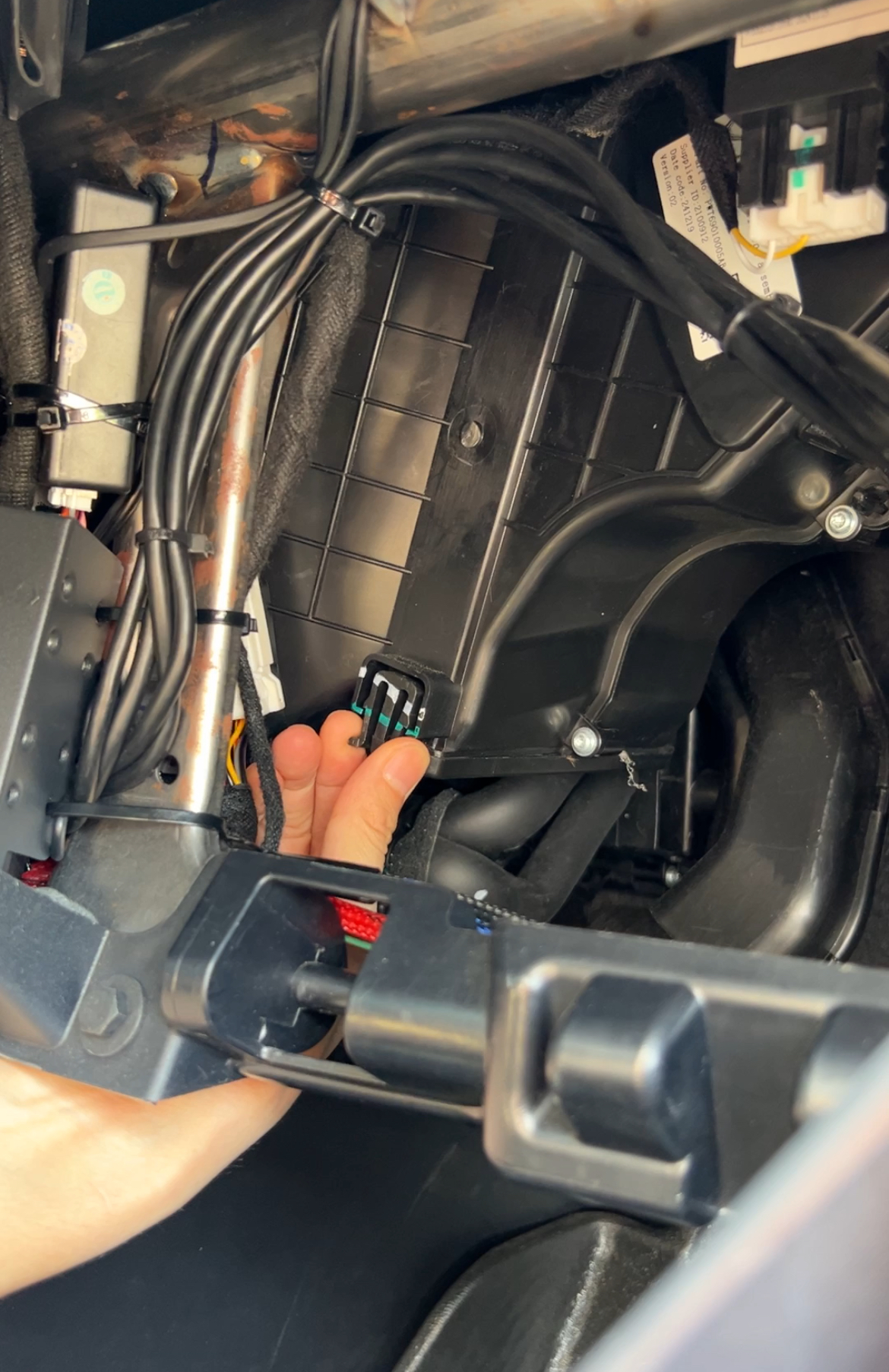 Lọc gió điều hòa ô tô có nên tự thay để tiết kiệm? - Ảnh 2.