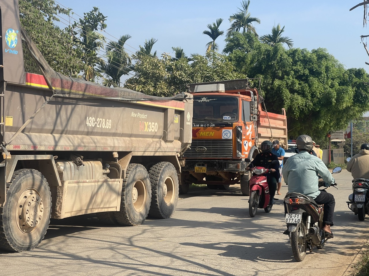 Quảng Ngãi: Xe tải hết hạn đăng kiểm vẫn chở hàng quá tải trọng cho phép hơn 150% - Ảnh 1.