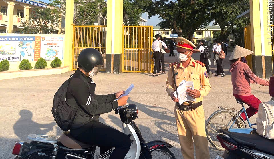 Quảng Ngãi: Đẩy mạnh tuyên truyền, phổ biến giáo dục pháp luật ATGT - Ảnh 1.