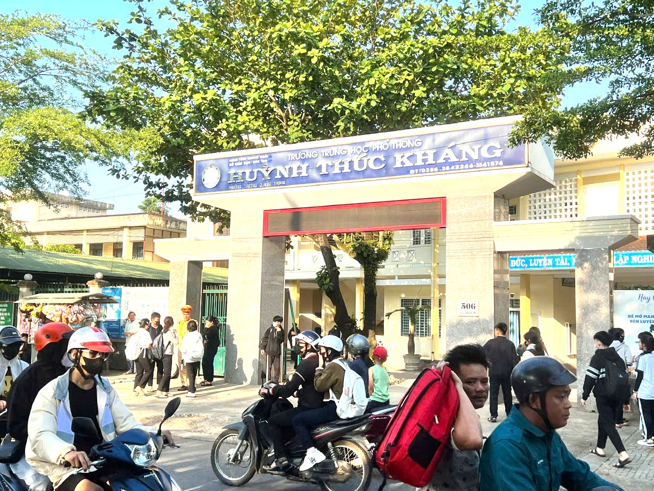 Quảng Ngãi xử phạt gần 500 trường hợp học sinh vi phạm pháp luật TTATGT - Ảnh 1.