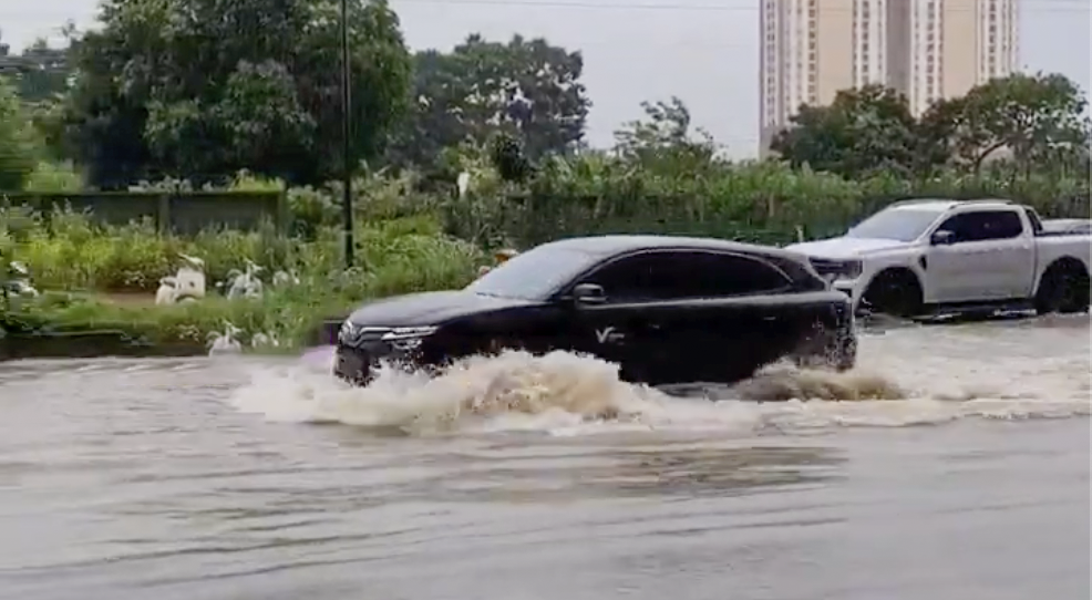 Dùng ô tô điện mùa mưa, đừng chủ quan lội nước - Ảnh 1.