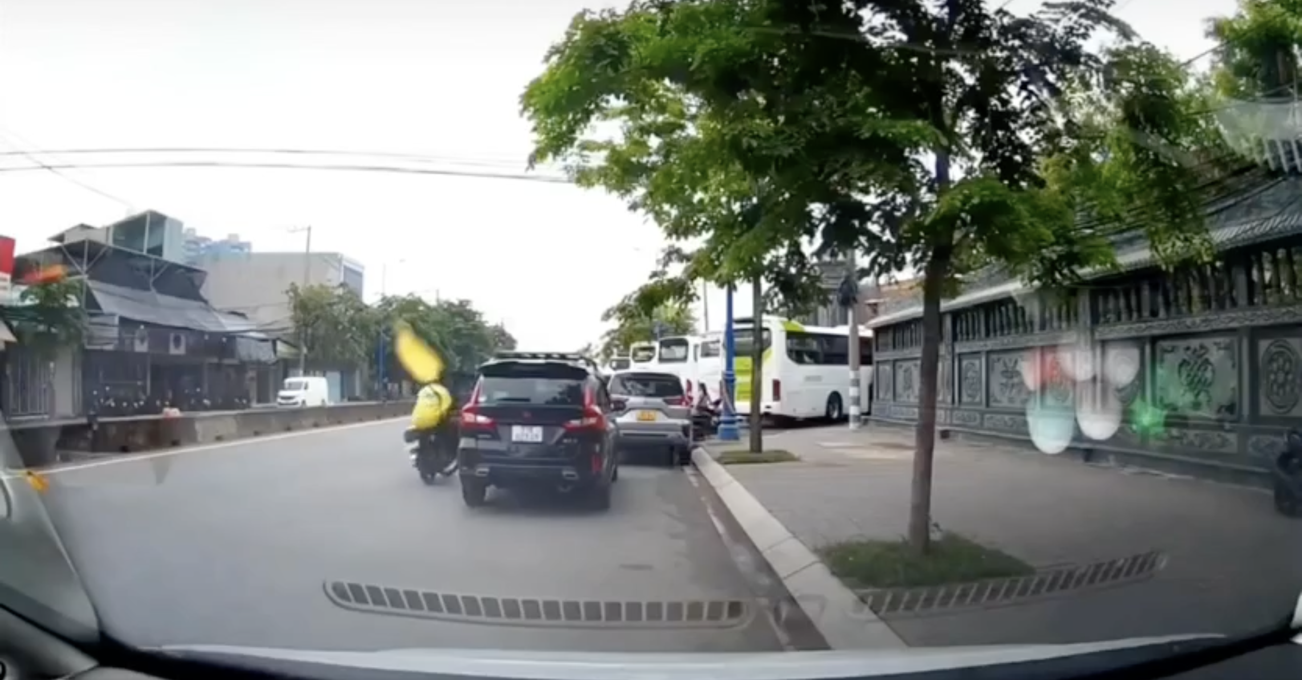 Tài xế ô tô mở cửa gây tai nạn còn đòi bồi thường 3 triệu liệu có đúng - Ảnh 1.