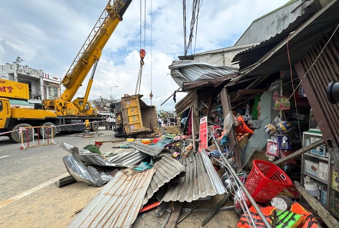 Quảng Ngãi: Ô tô tông vào 3 xe máy trên tuyến QL1 khiến 6 người thương vong - Ảnh 1.