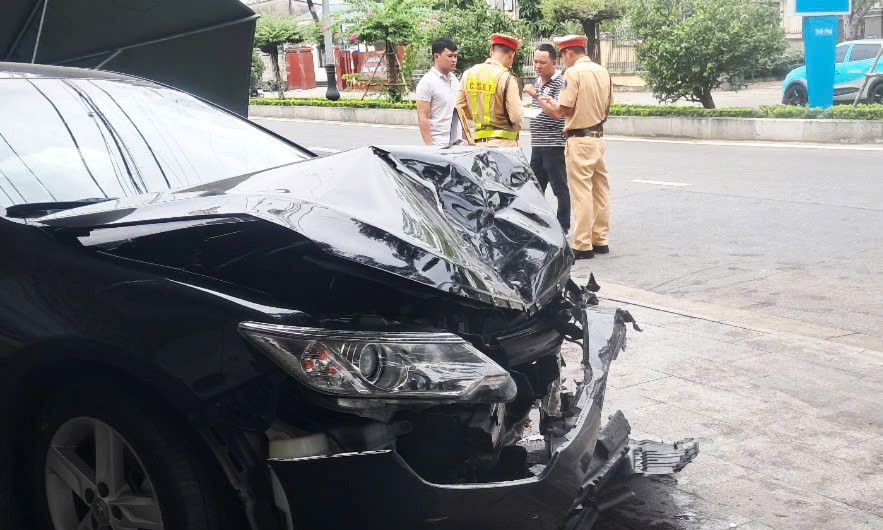 Quảng Ngãi: Người nước ngoài lái ô tô tông liên hoàn xe máy, ô tô trên đường phố - Ảnh 1.