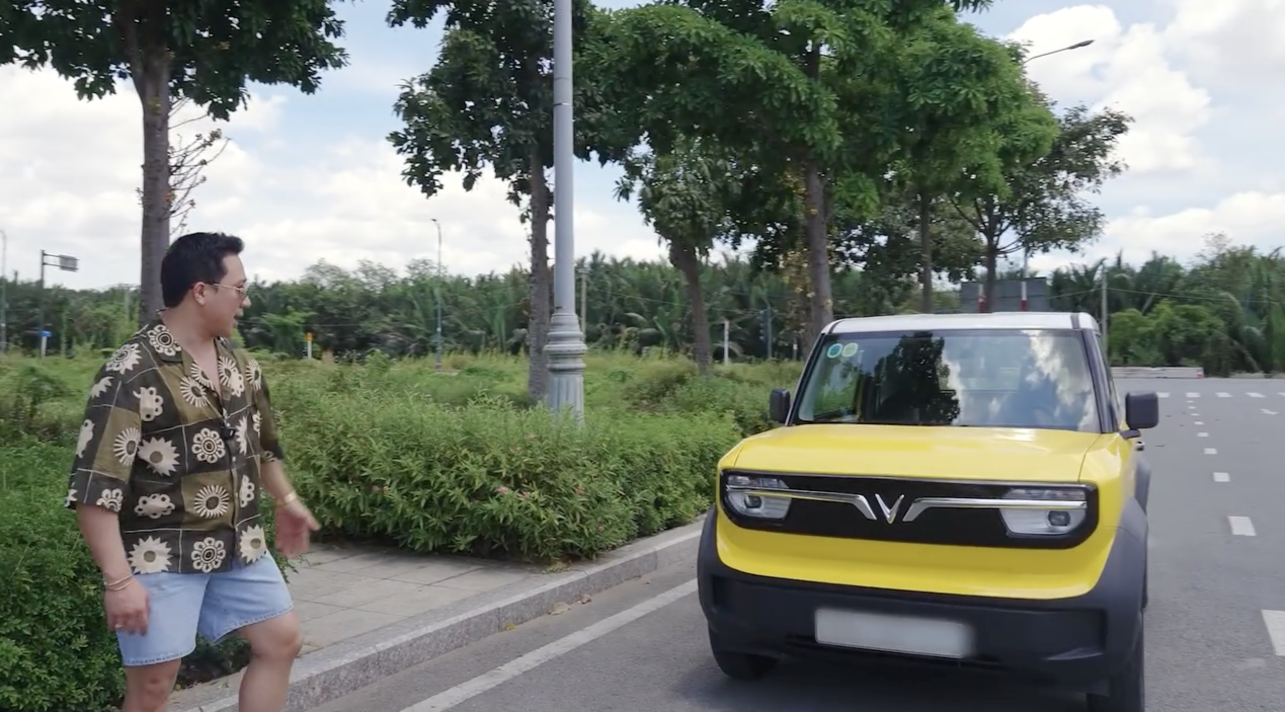 Trấn Thành đánh giá thẳng tay VinFast VF3 mới mua - Ảnh 1.