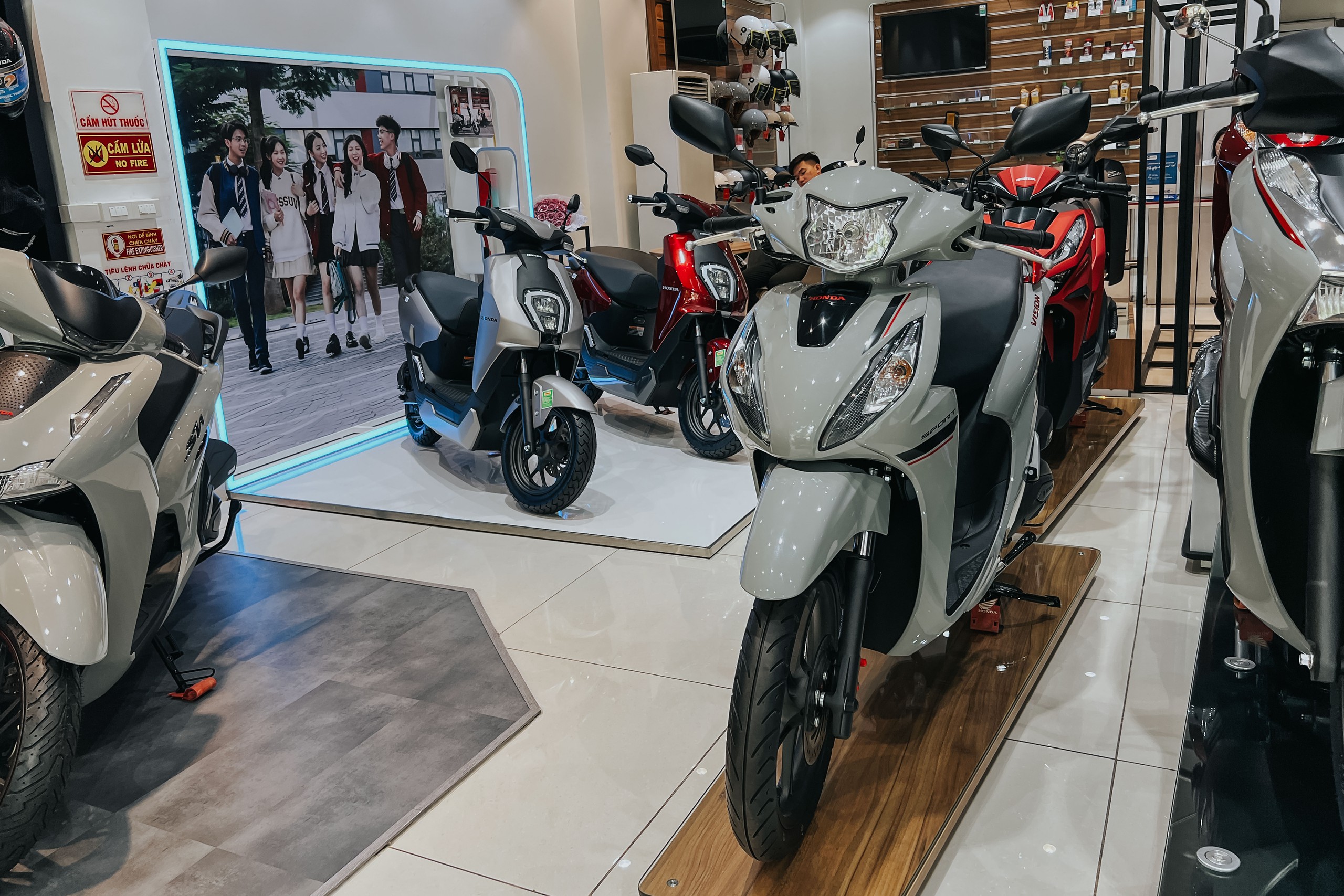 Nhiều dòng xe máy Honda giảm giá tháng thấp điểm - Ảnh 1.