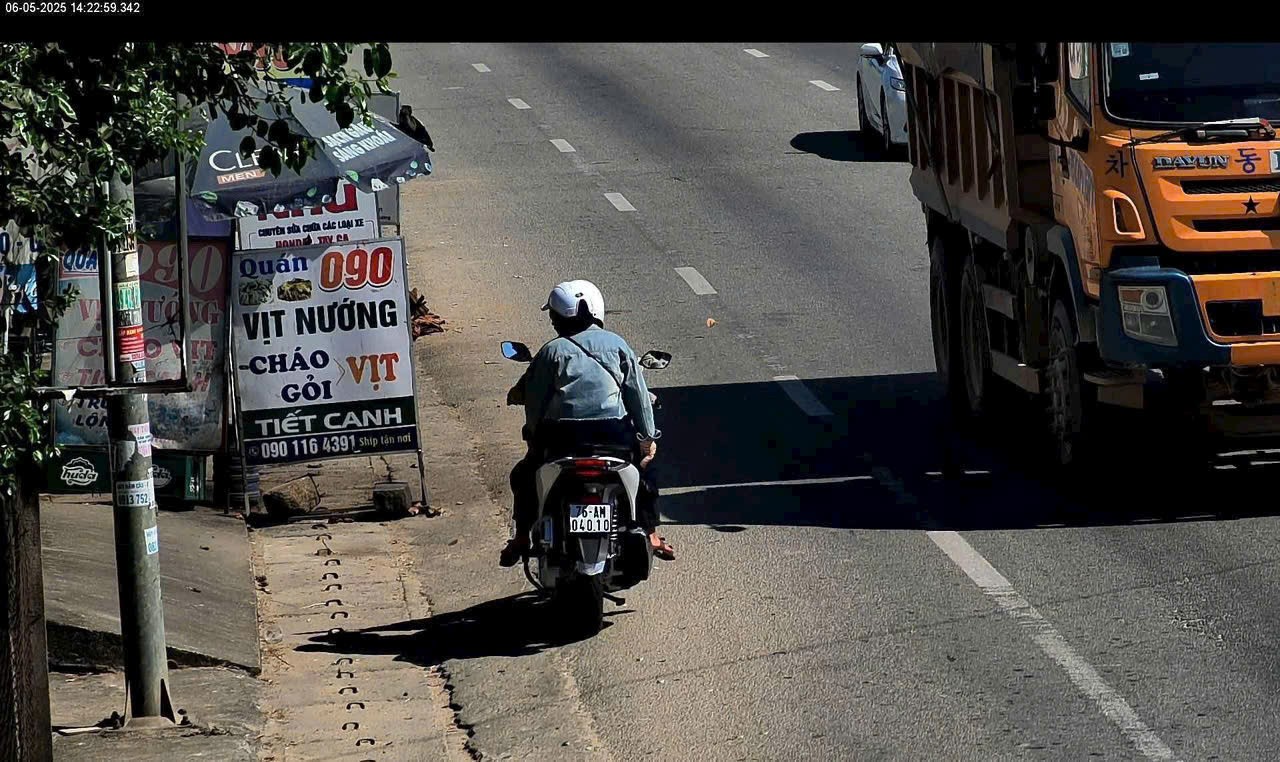 Quảng Ngãi: Tăng cường xử lý hành vi đi ngược chiều trên tuyến QL1 qua hình ảnh camera giám sát - Ảnh 1.