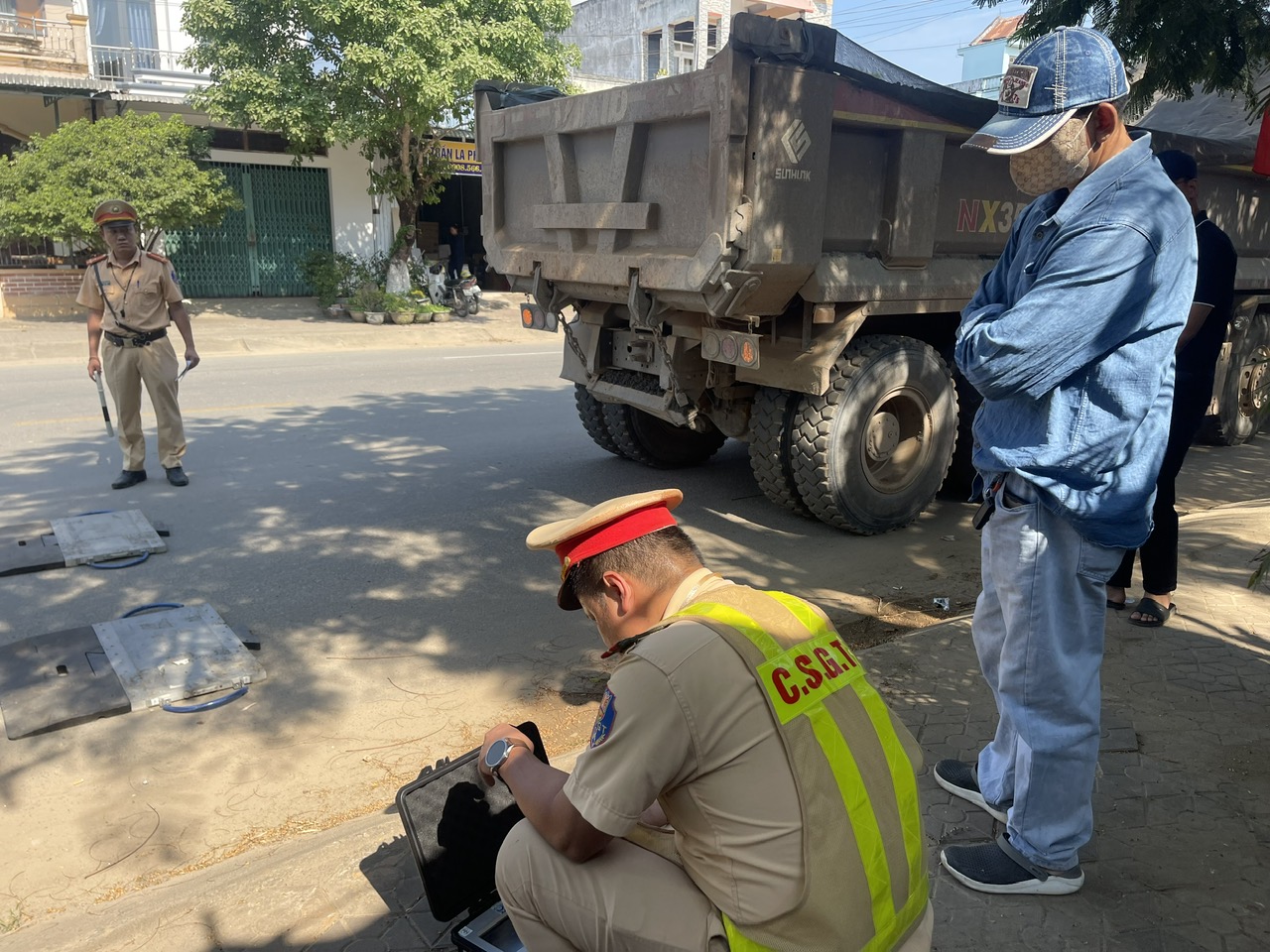 CSGT Quảng Ngãi xử phạt hơn 700 trường hợp xe chở hàng quá khổ, quá tải - Ảnh 1.