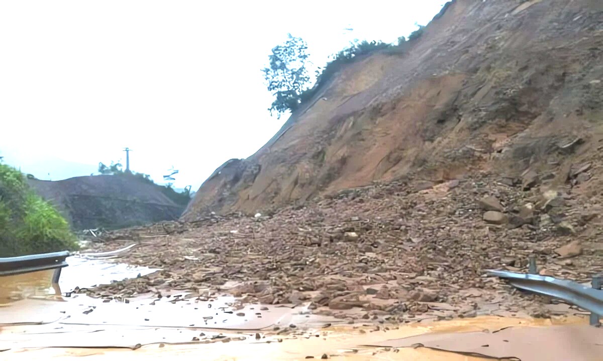 Mưa to kéo dài gây ngập lụt, sạt lở nhiều tuyến đường trên địa bàn miền Trung - Ảnh 1.