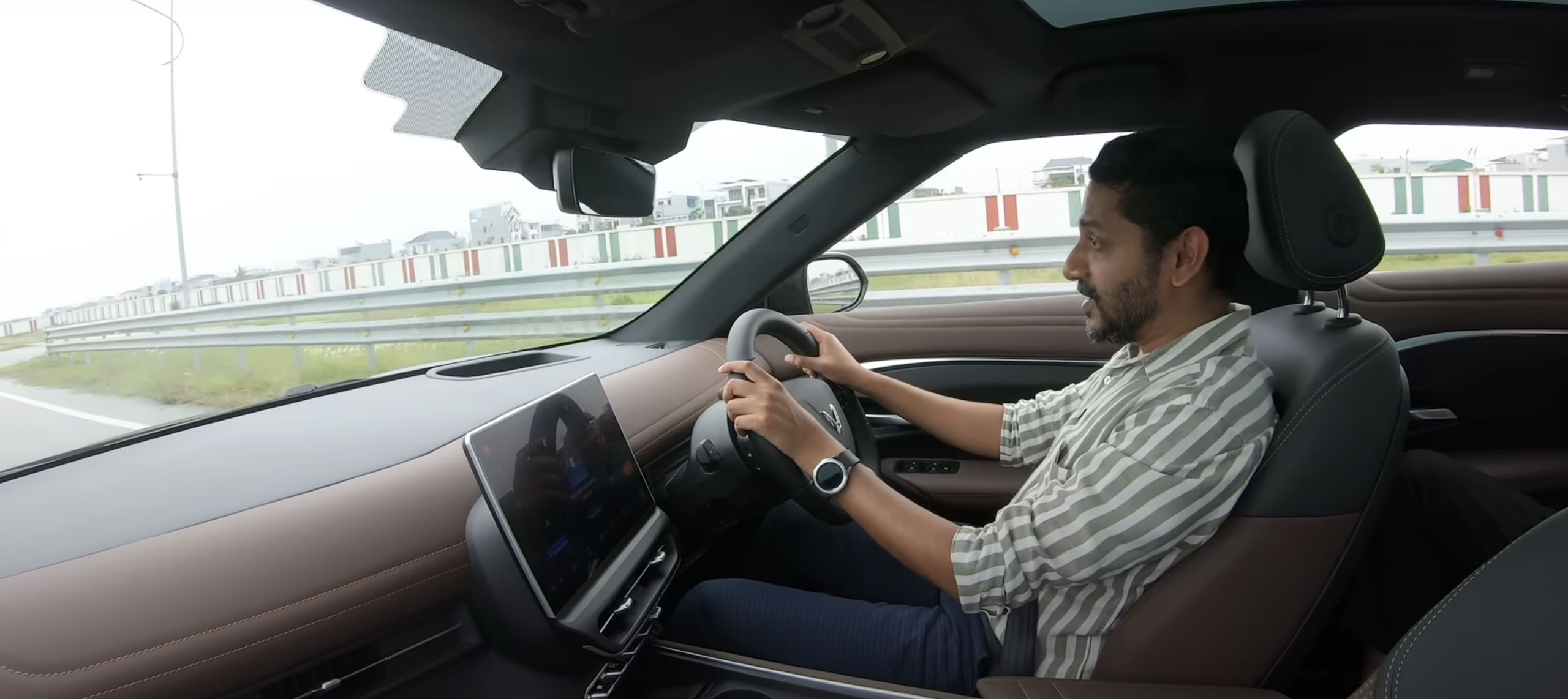 Chuyên gia Ấn Độ đánh giá VinFast VF7 - Ảnh 3.