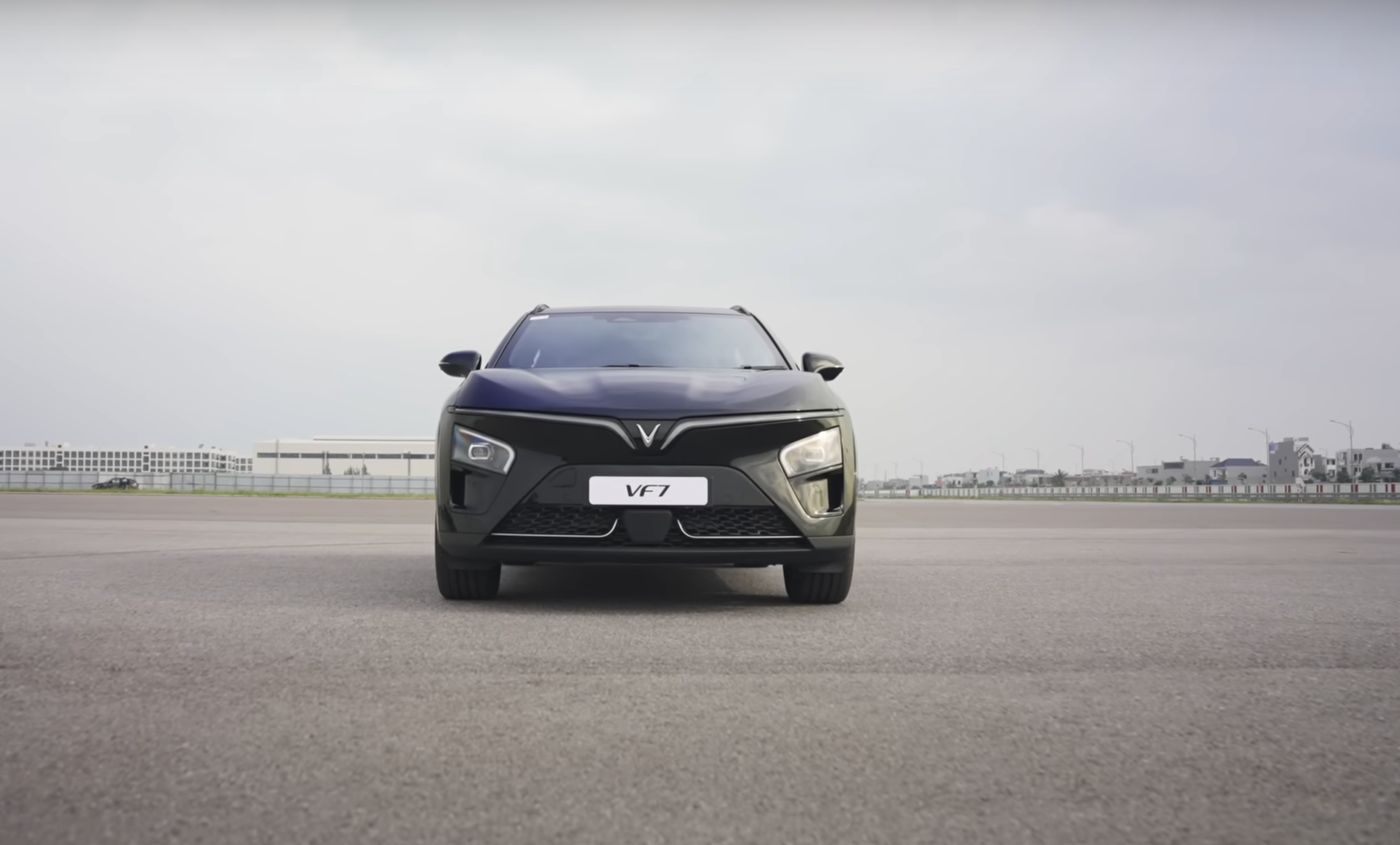 Chuyên gia Ấn Độ đánh giá VinFast VF7 - Ảnh 1.