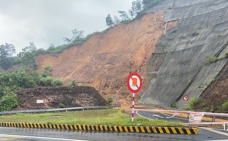 Mưa to kéo dài gây ngập lụt, sạt lở nhiều tuyến đường trên địa bàn miền Trung - Ảnh 2.