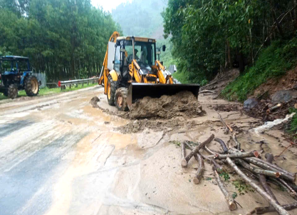 Bám tuyến, khắc phục sạt lở, đảm bảo giao thông tuyến đường Hồ Chí Minh - Ảnh 1.