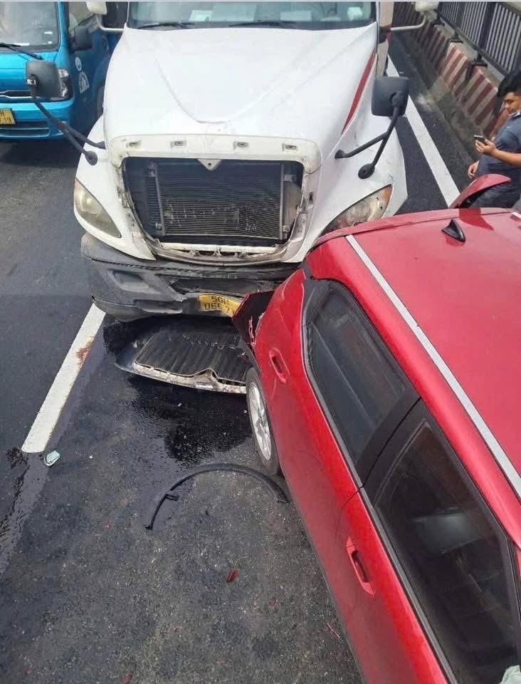 Ô tô con kẹp giữa 2 container, đi thế nào an toàn khi gặp “hung thần xa lộ”? - Ảnh 1.