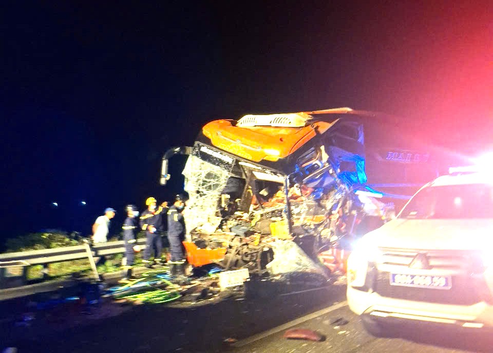 Hiện trường TNGT trên cao tốc Đà Nẵng-Quảng Ngãi: 2 người chết, 3 người bị thương - Ảnh 1.