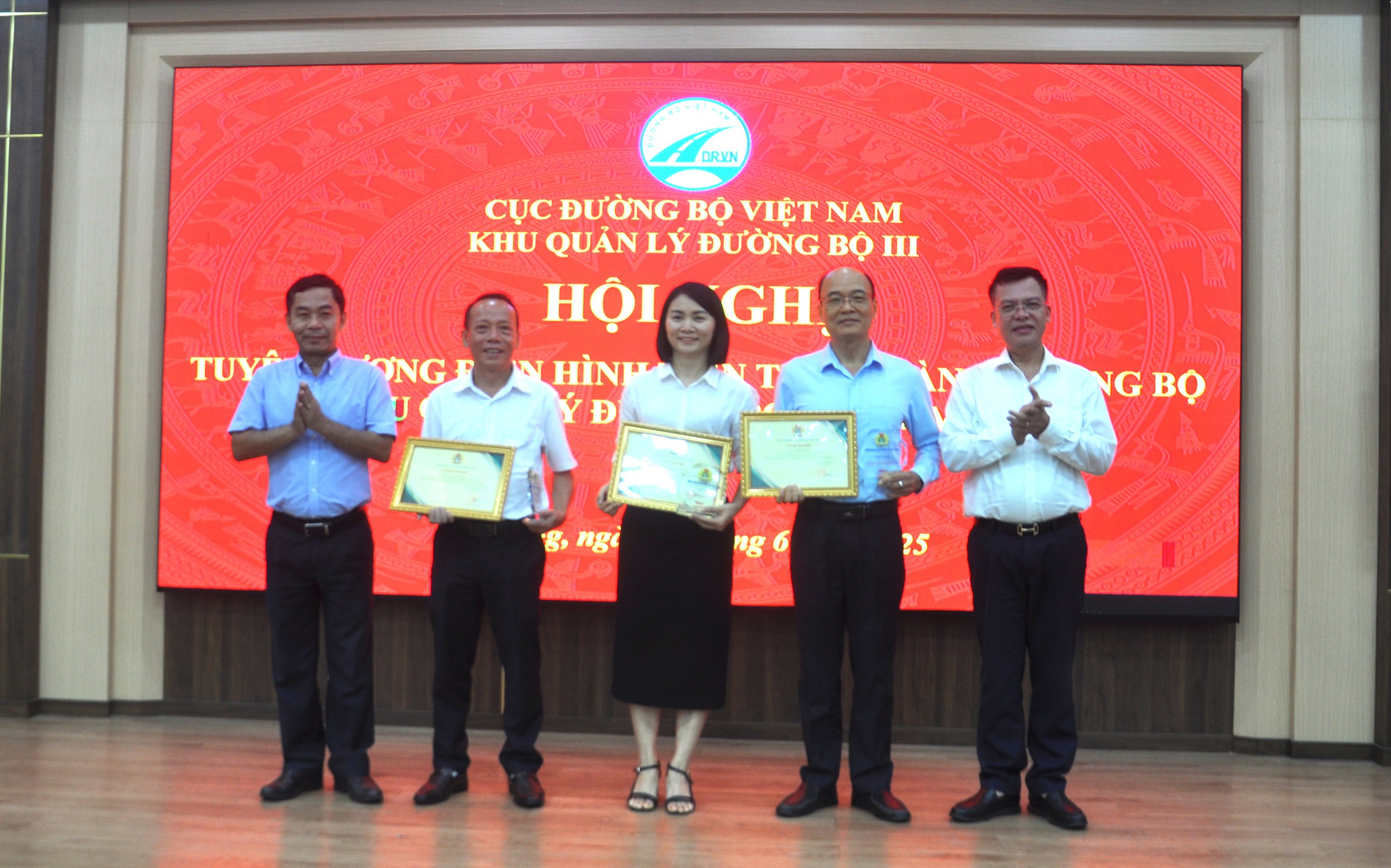 Vinh danh điển hình tiên tiến, cán bộ công đoàn tiêu biểu ngành Đường bộ - Ảnh 2.