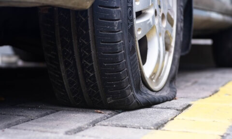 Tác hại nhãn tiền khi đỗ ô tô dưới trời nắng lâu ngày - Ảnh 2.