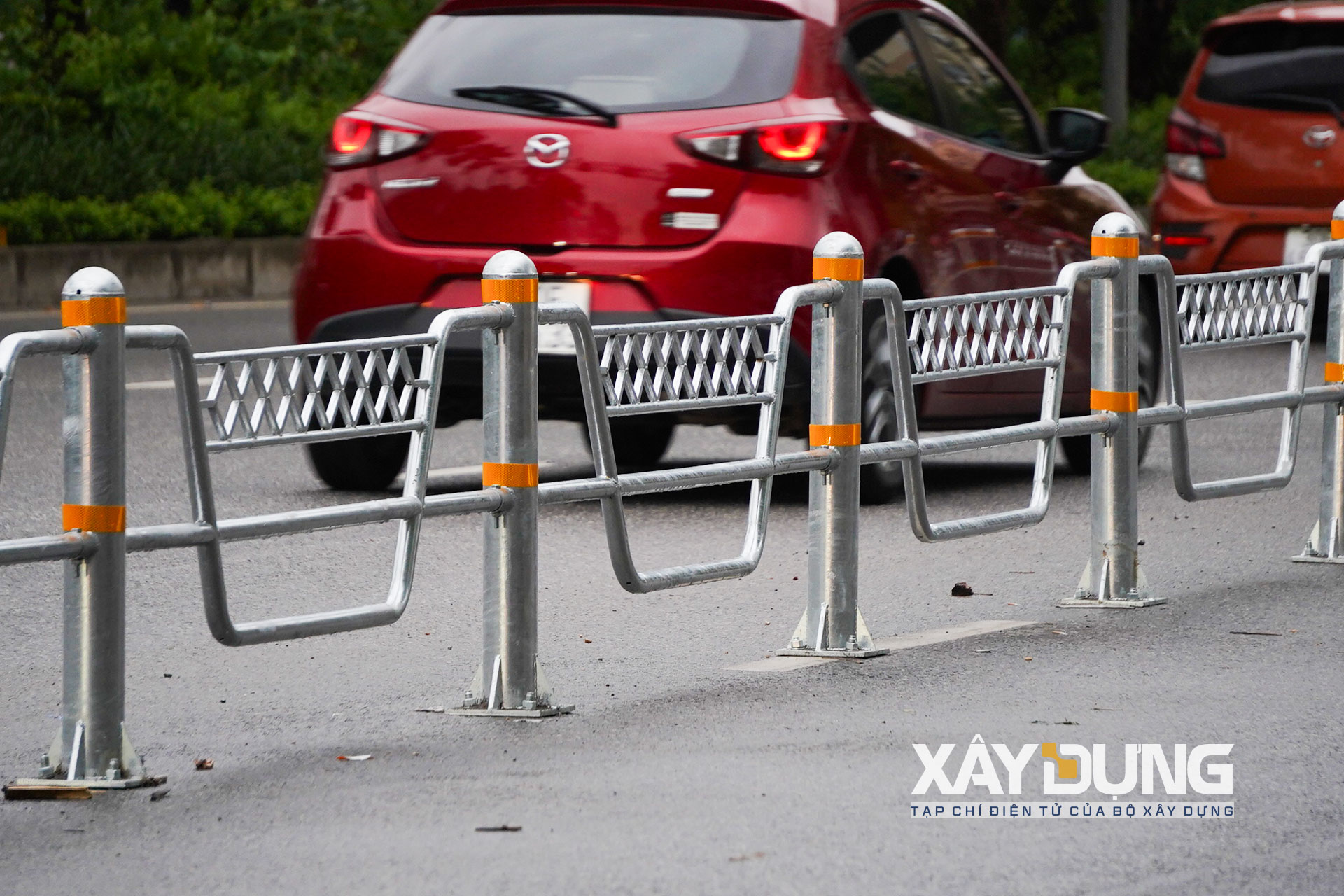 [Ảnh] Hà Nội tách làn ô tô, xe máy trên 2 tuyến đường lớn - Ảnh 2.