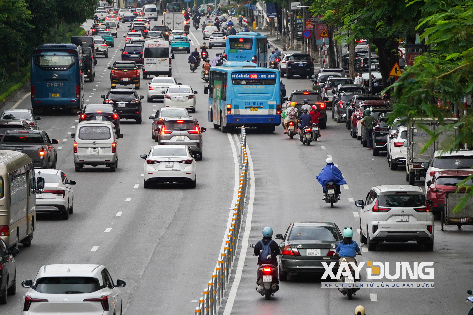 [Ảnh] Hà Nội tách làn ô tô, xe máy trên 2 tuyến đường lớn - Ảnh 15.