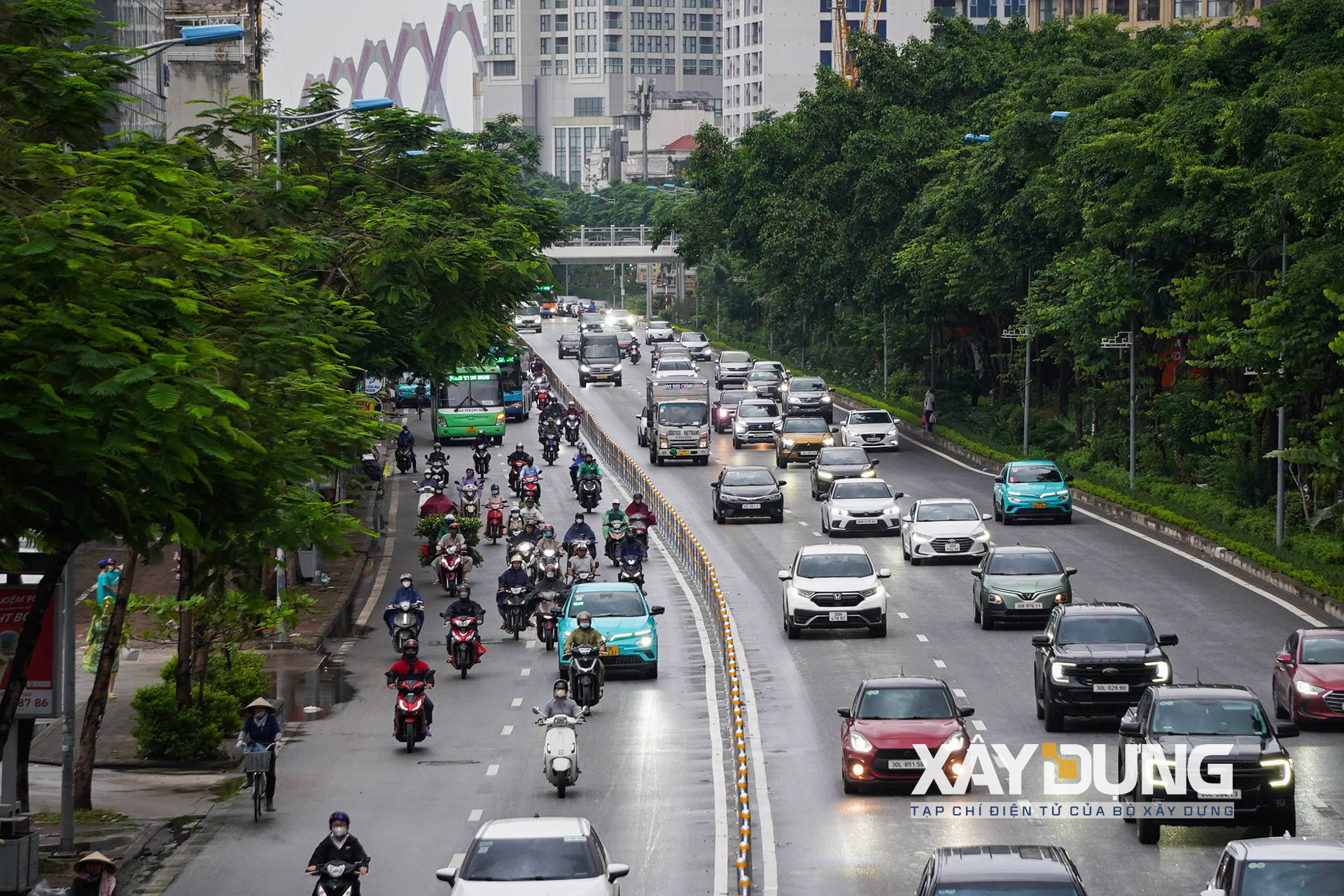 [Ảnh] Hà Nội tách làn ô tô, xe máy trên 2 tuyến đường lớn - Ảnh 1.