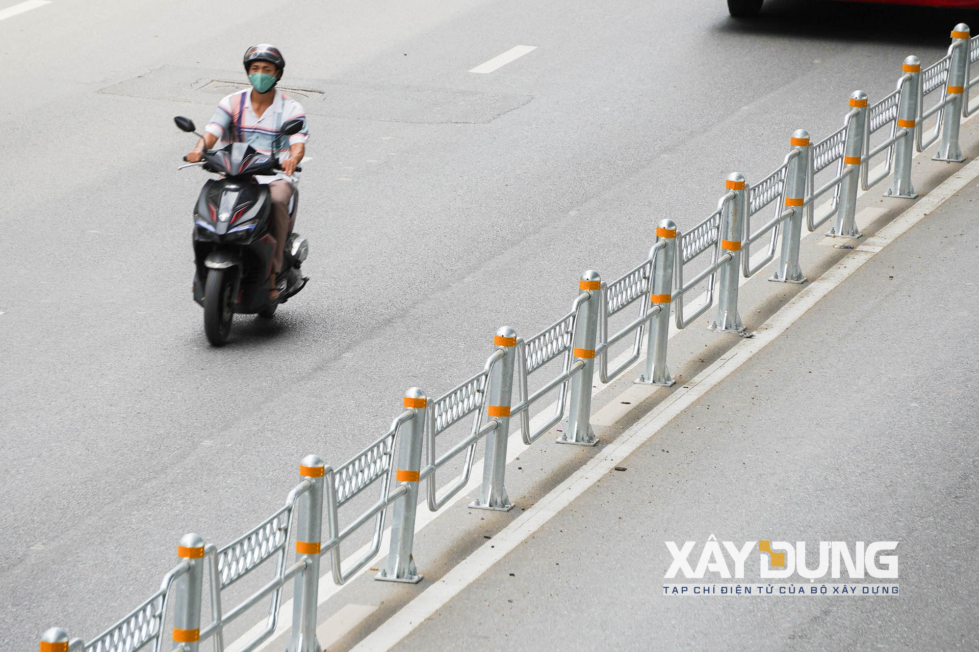 [Ảnh] Hà Nội tách làn ô tô, xe máy trên 2 tuyến đường lớn - Ảnh 3.