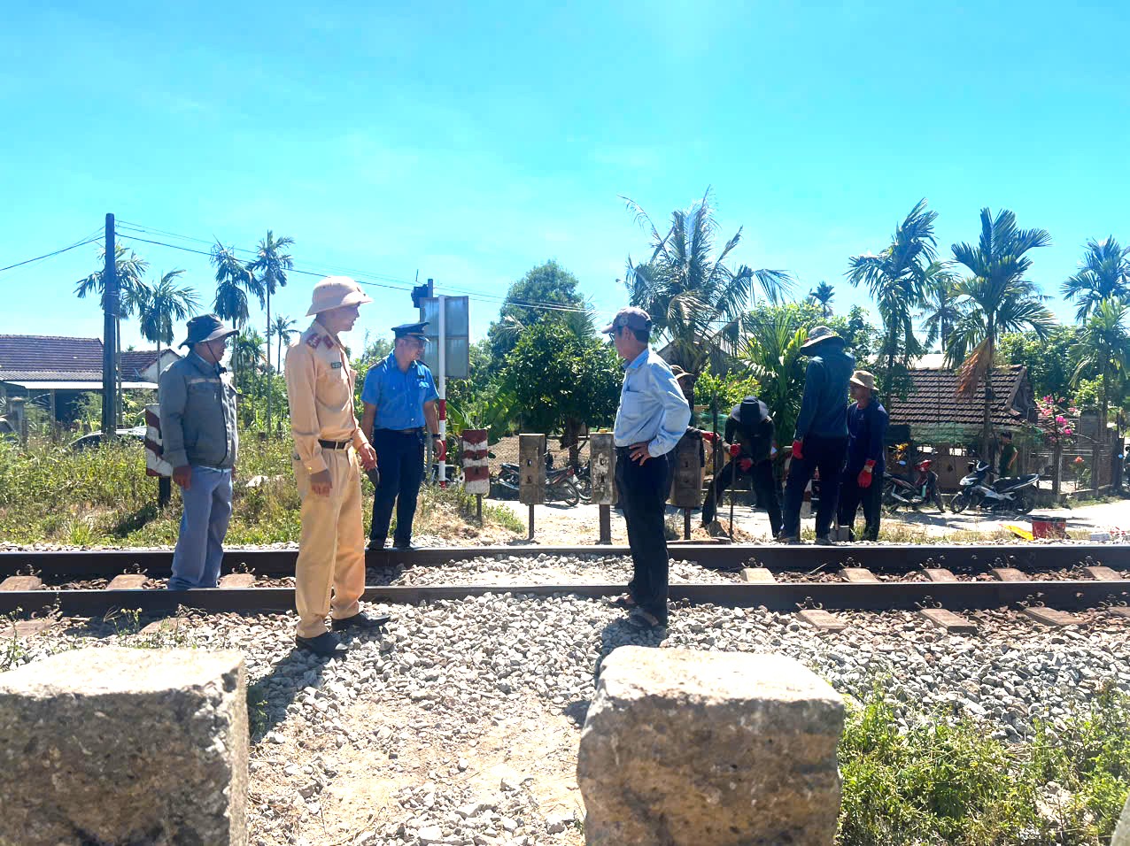 Đóng, xoá thêm 3 lối đi tự mở qua đường sắt ở Quảng Ngãi - Ảnh 1.