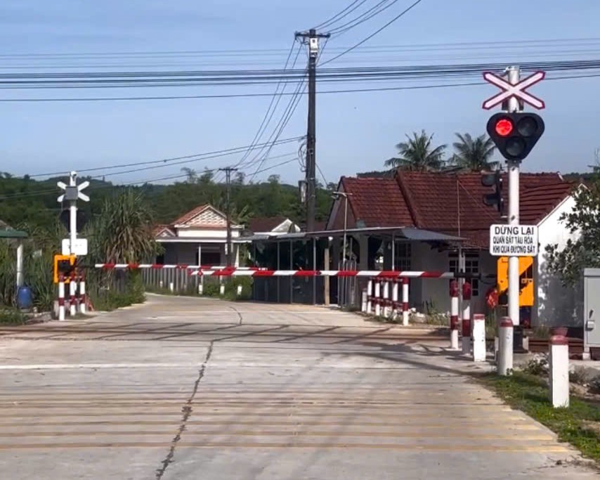 Đầu tư xây dựng đường ngang, đảm bảo ATGT đường sắt - Ảnh 1.