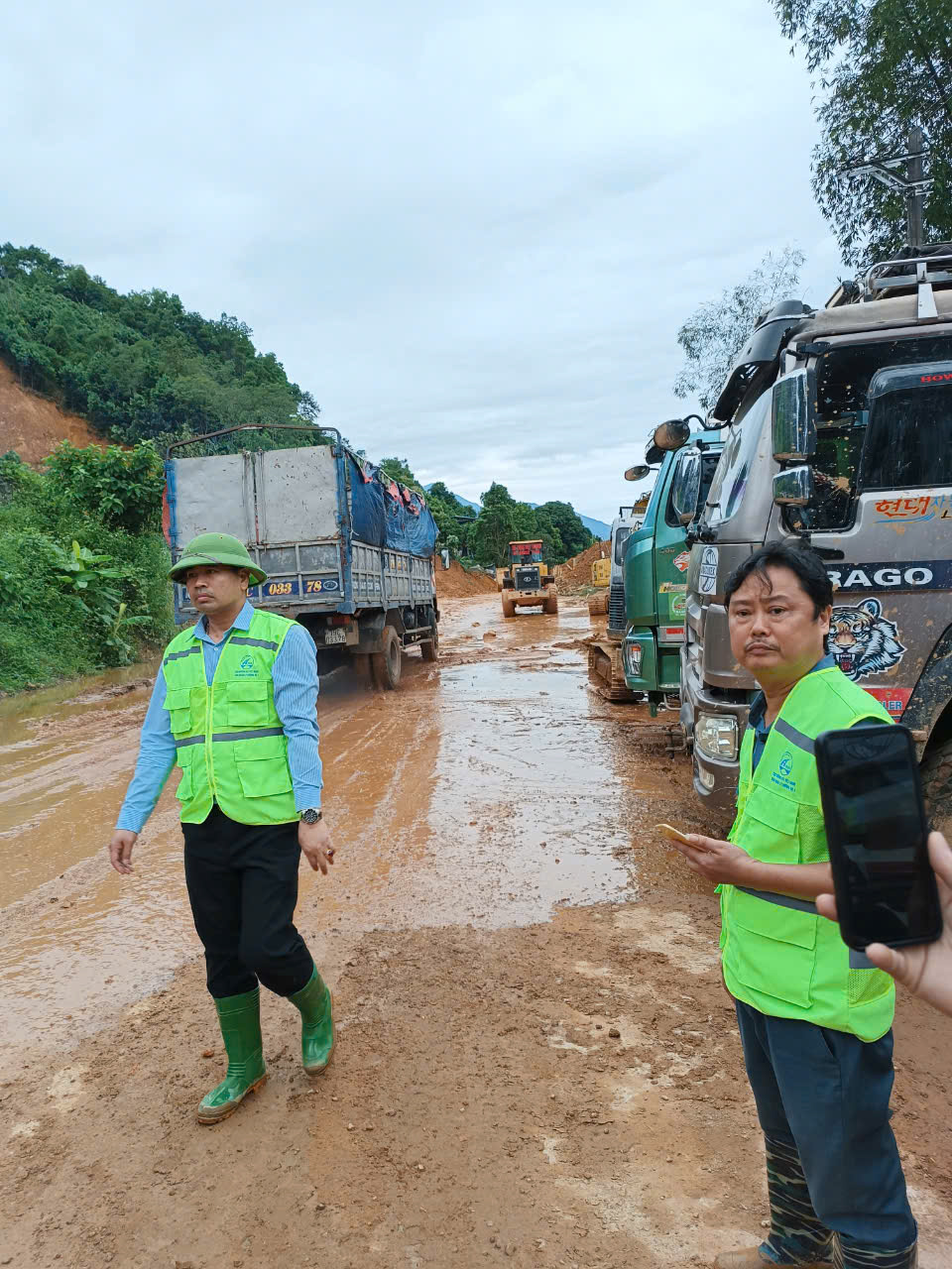Những người xuyên bão giữ đường - Ảnh 1.