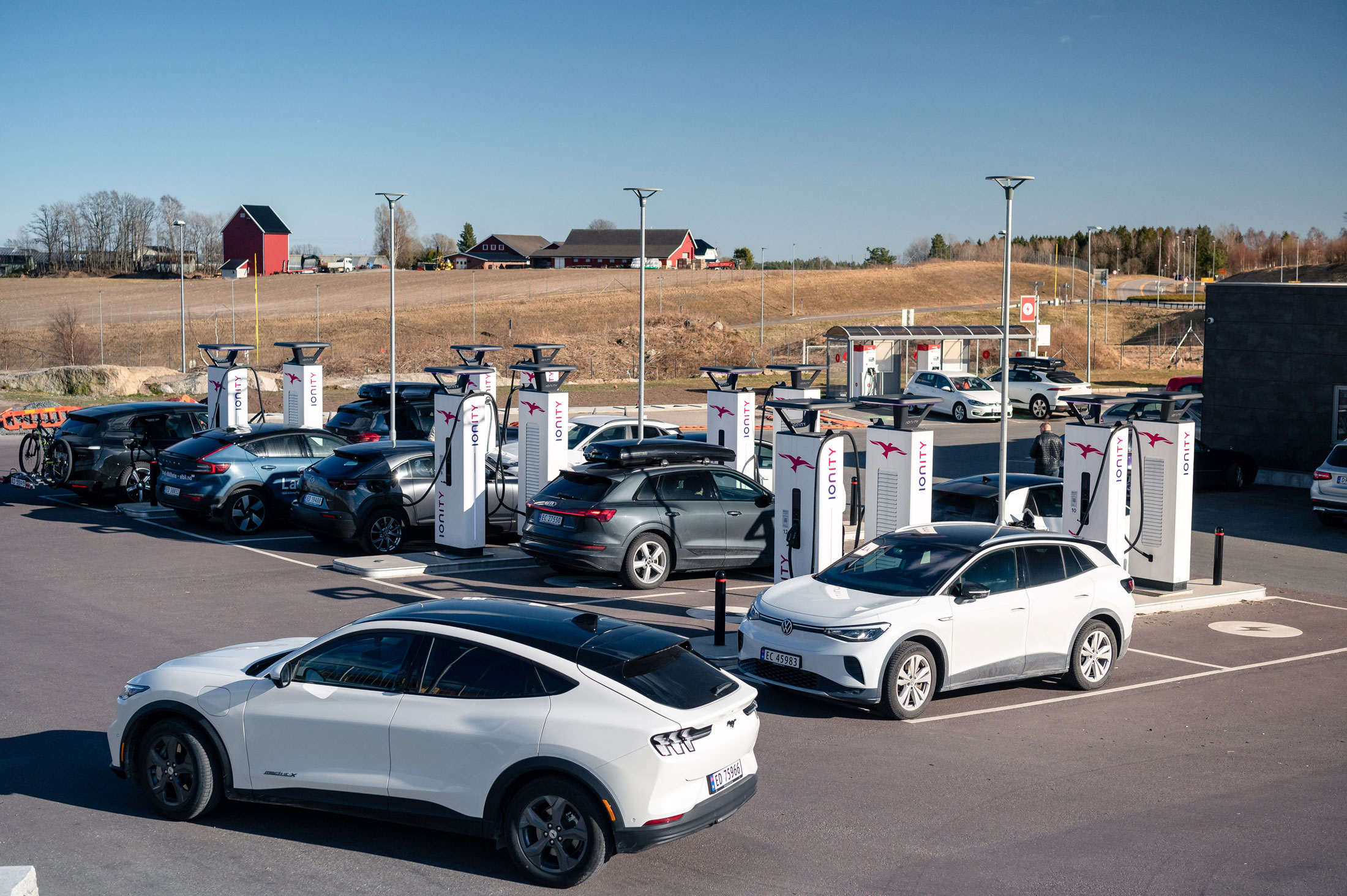 Các nước trên thế giới làm gì để hạn chế xe xăng dầu? - Ảnh 1.