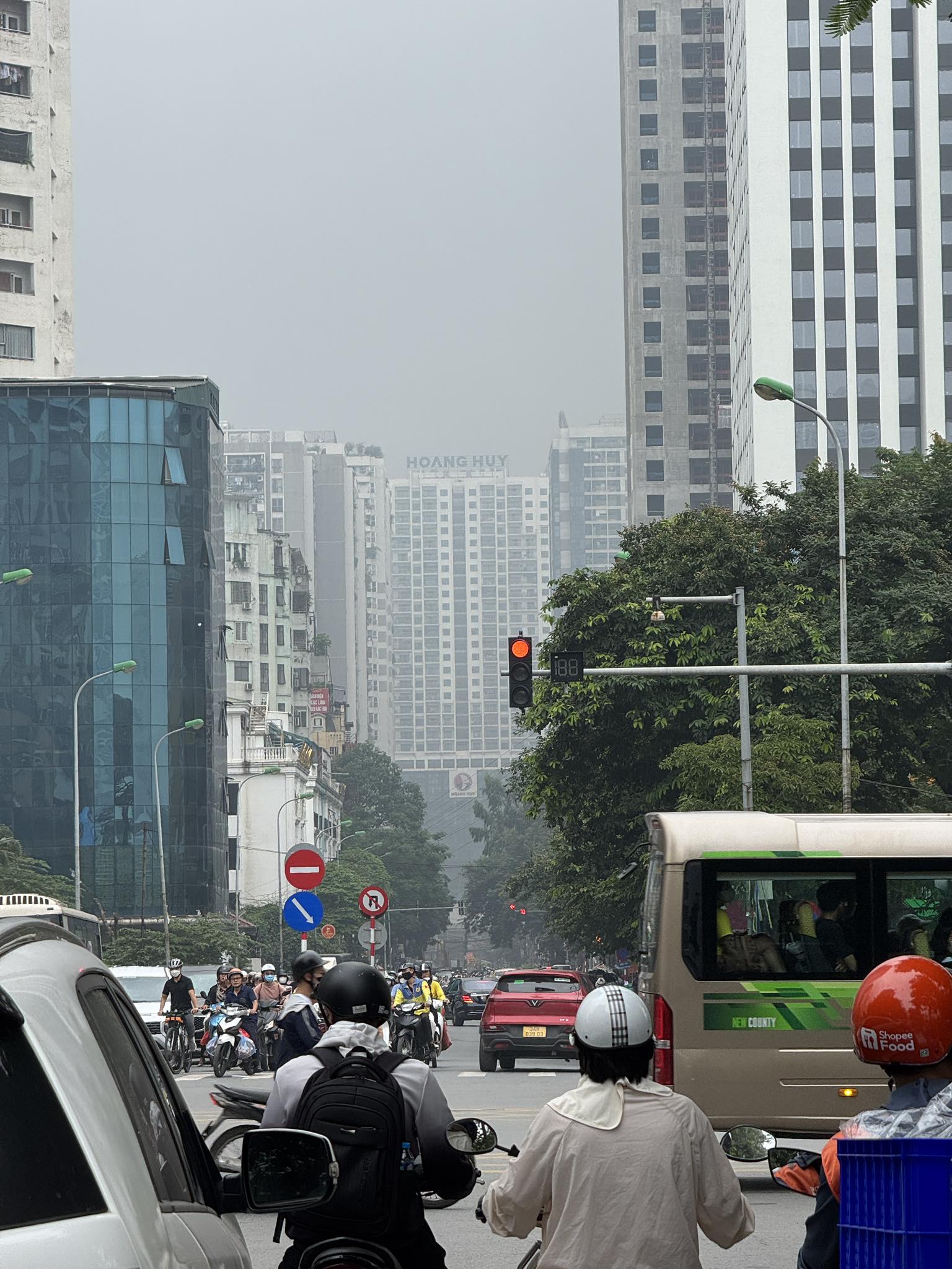 Cấm xe xăng dầu ở Hà Nội, hạ tầng có phải vấn đề? - Ảnh 1.