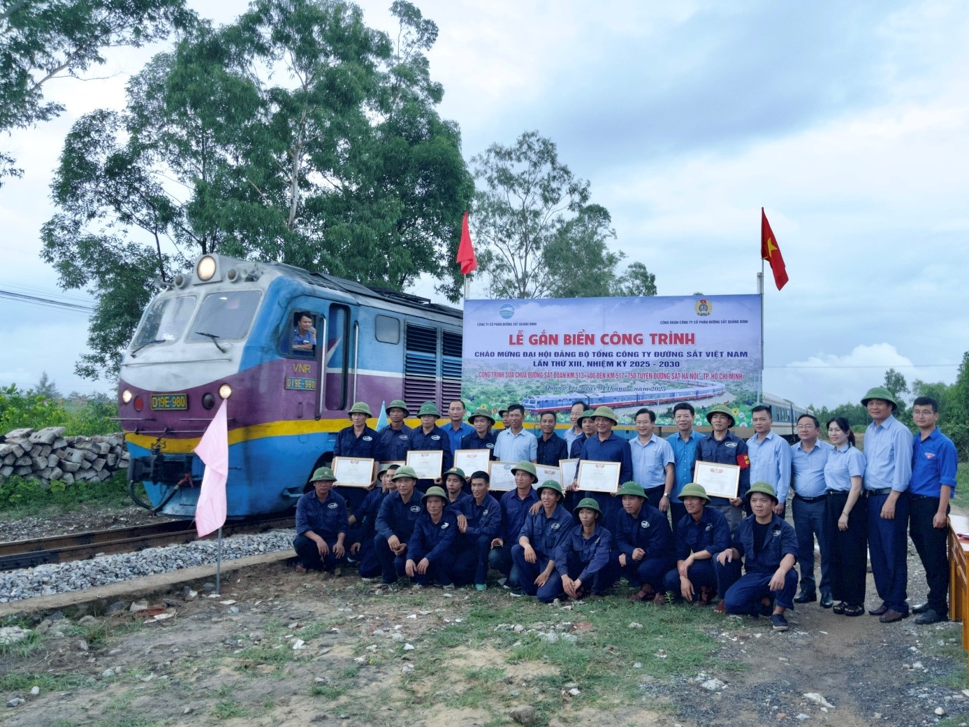 Công ty cổ phần Đường sắt Quảng Bình: Vượt tiến độ thi công, gắn biển công trình chào mừng Đại hội Đảng bộ VNR - Ảnh 1.