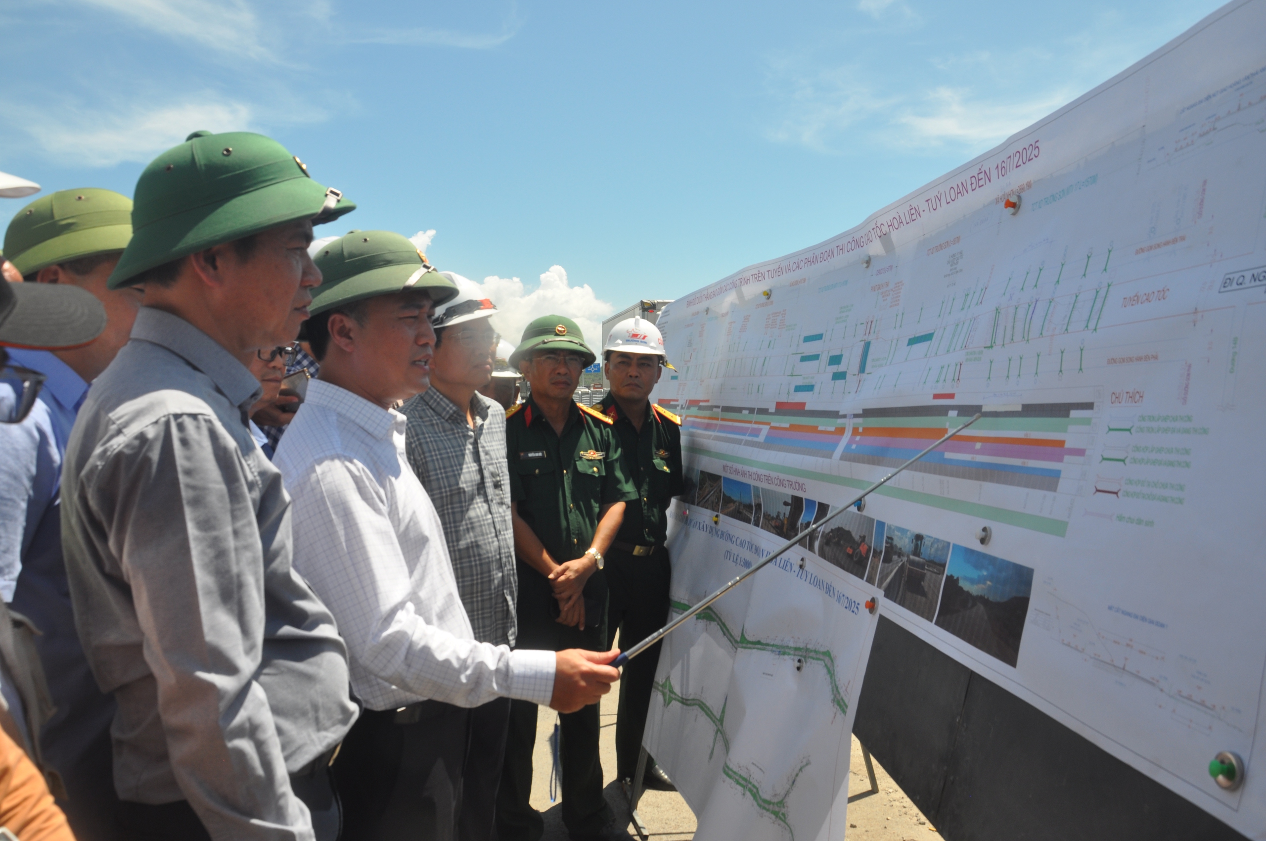 Thứ trưởng Nguyễn Việt Hùng kiểm tra thi công cao tốc Hoà Liên-Tuý Loan - Ảnh 1.