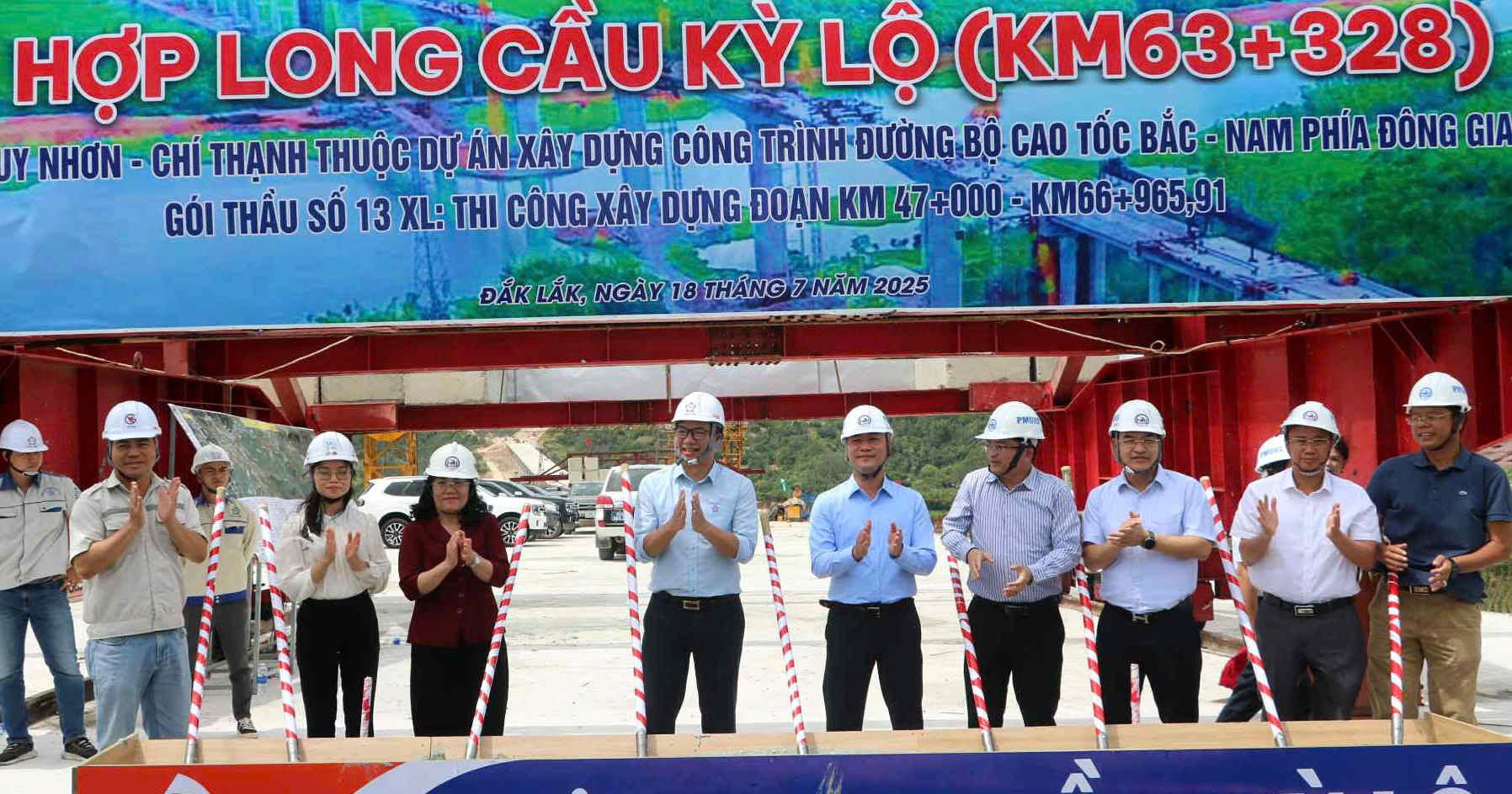Hợp long cầu Kỳ Lộ thuộc dự án cao tốc Bắc - Nam đoạn Quy Nhơn - Chí Thạnh - Ảnh 1.