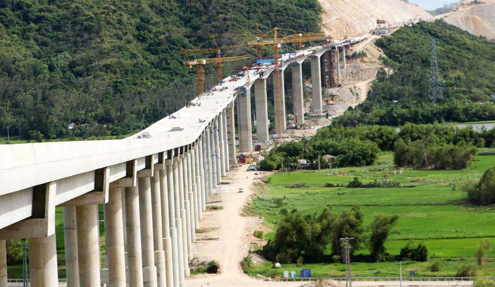 Hợp long cầu Kỳ Lộ thuộc dự án cao tốc Bắc - Nam đoạn Quy Nhơn - Chí Thạnh - Ảnh 2.