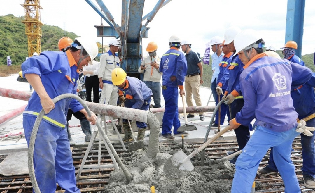 Hợp long cầu Kỳ Lộ thuộc dự án cao tốc Bắc - Nam đoạn Quy Nhơn - Chí Thạnh - Ảnh 3.