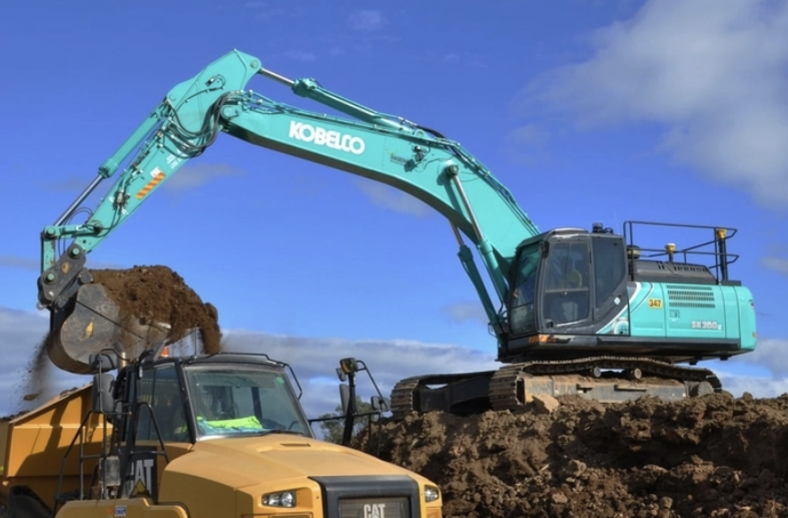 Những nguy hiểm cần lưu ý khi vận hành máy xây dựng - Ảnh 2.