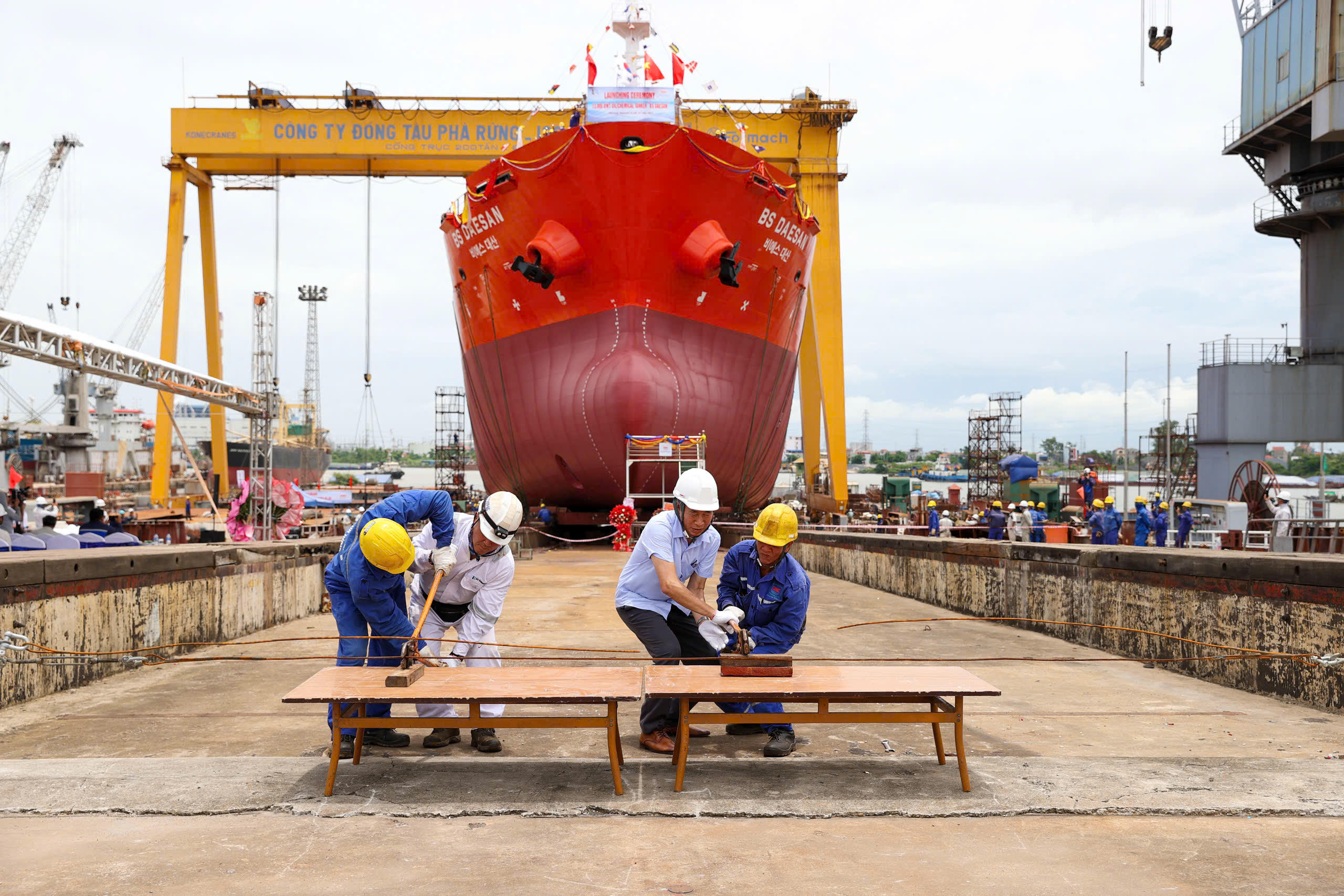 Hạ thủy tàu dầu hóa chất 13.000 tấn cho đối tác Hàn Quốc - Ảnh 1.