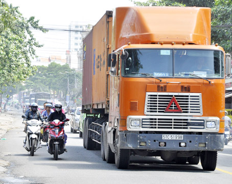 Xe tải nhiều điểm mù, xe máy đi gần thế nào an toàn? - Ảnh 1.