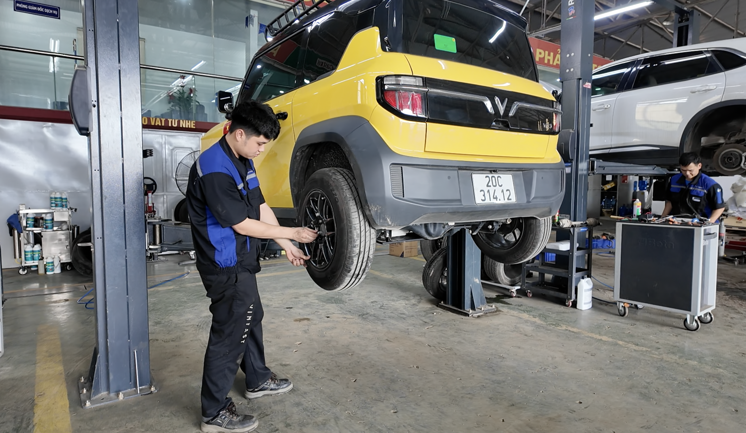 Bảo dưỡng ô tô điện khác gì xe xăng, người dùng tiết lộ chi phí bất ngờ - Ảnh 1.