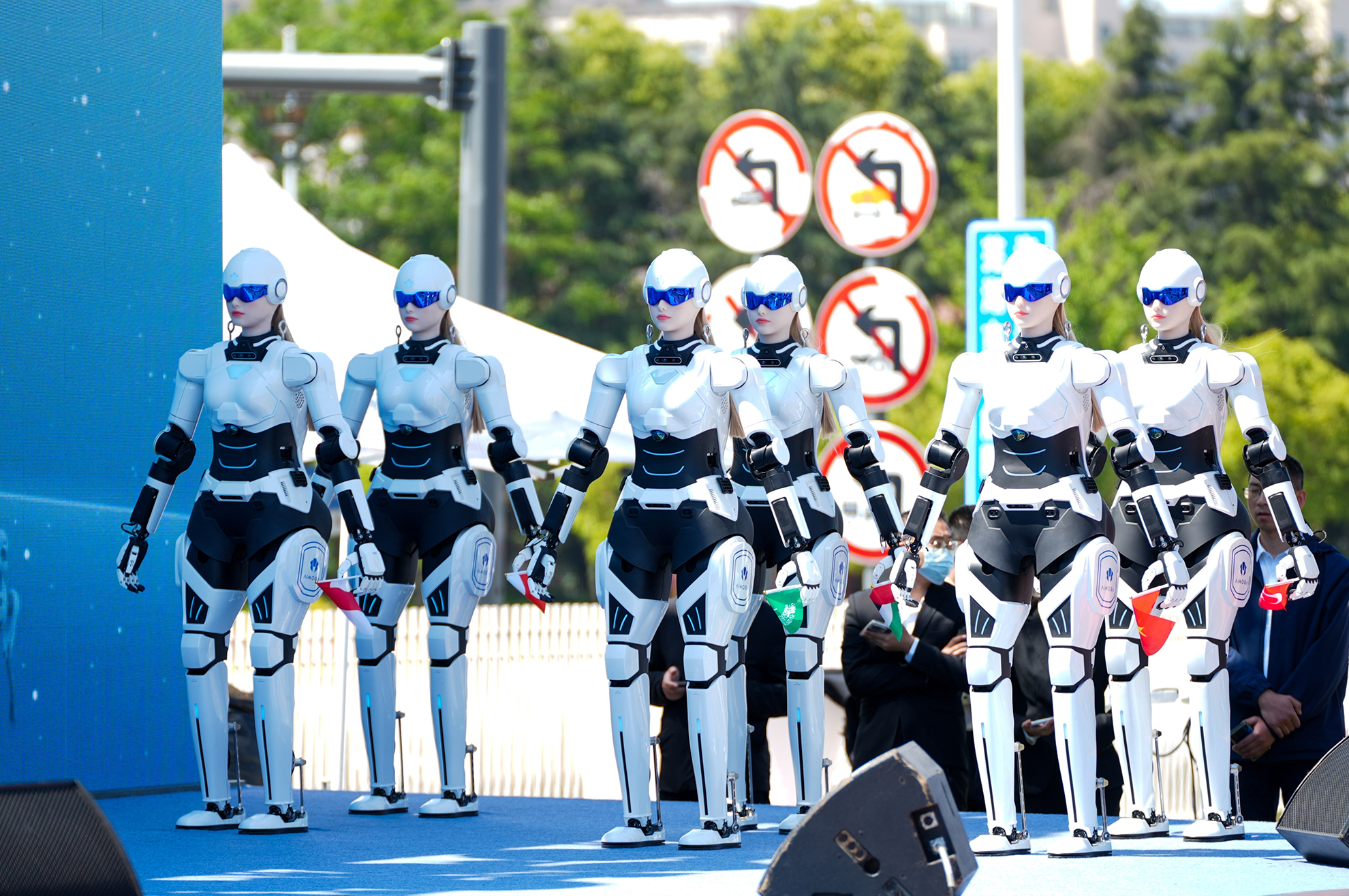 OMODA & JAECOO giới thiệu AiMOGA: Bước đột phá ô tô kết hợp và robot hình người, mở ra kỷ nguyên bán hàng thông minh - Ảnh 2.