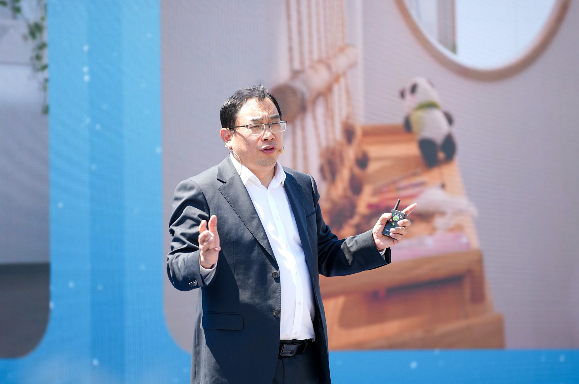 OMODA & JAECOO giới thiệu AiMOGA: Bước đột phá ô tô kết hợp và robot hình người, mở ra kỷ nguyên bán hàng thông minh - Ảnh 1.