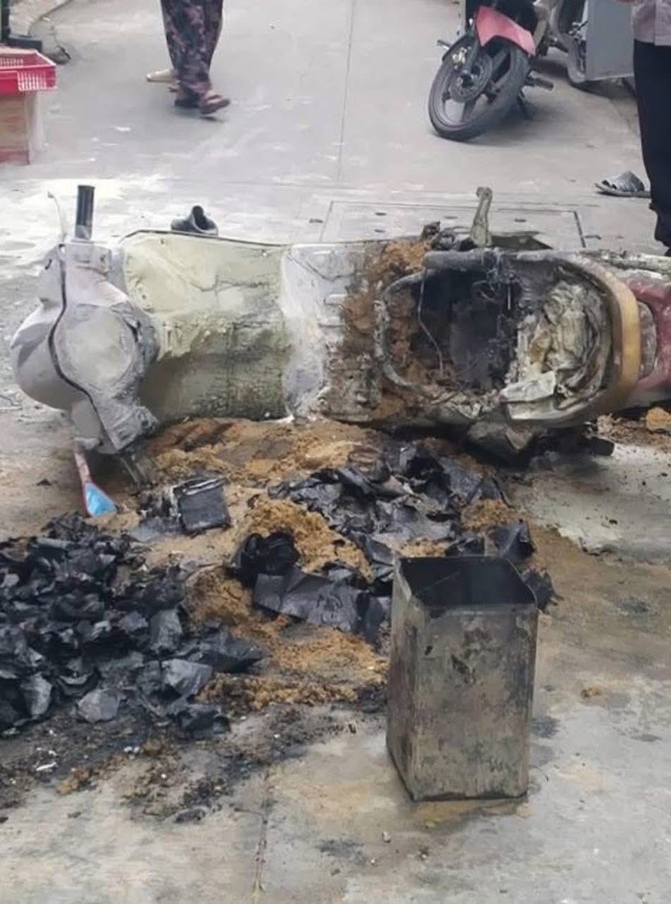 Rủi ro cháy xe điện luôn rình rập vì sai lầm này của người dùng - Ảnh 1.