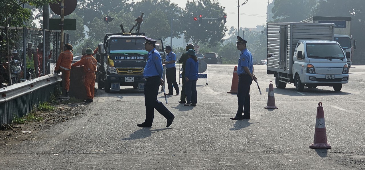 Xử lý nghiêm vi phạm hành lang đường bộ - Ảnh 2.