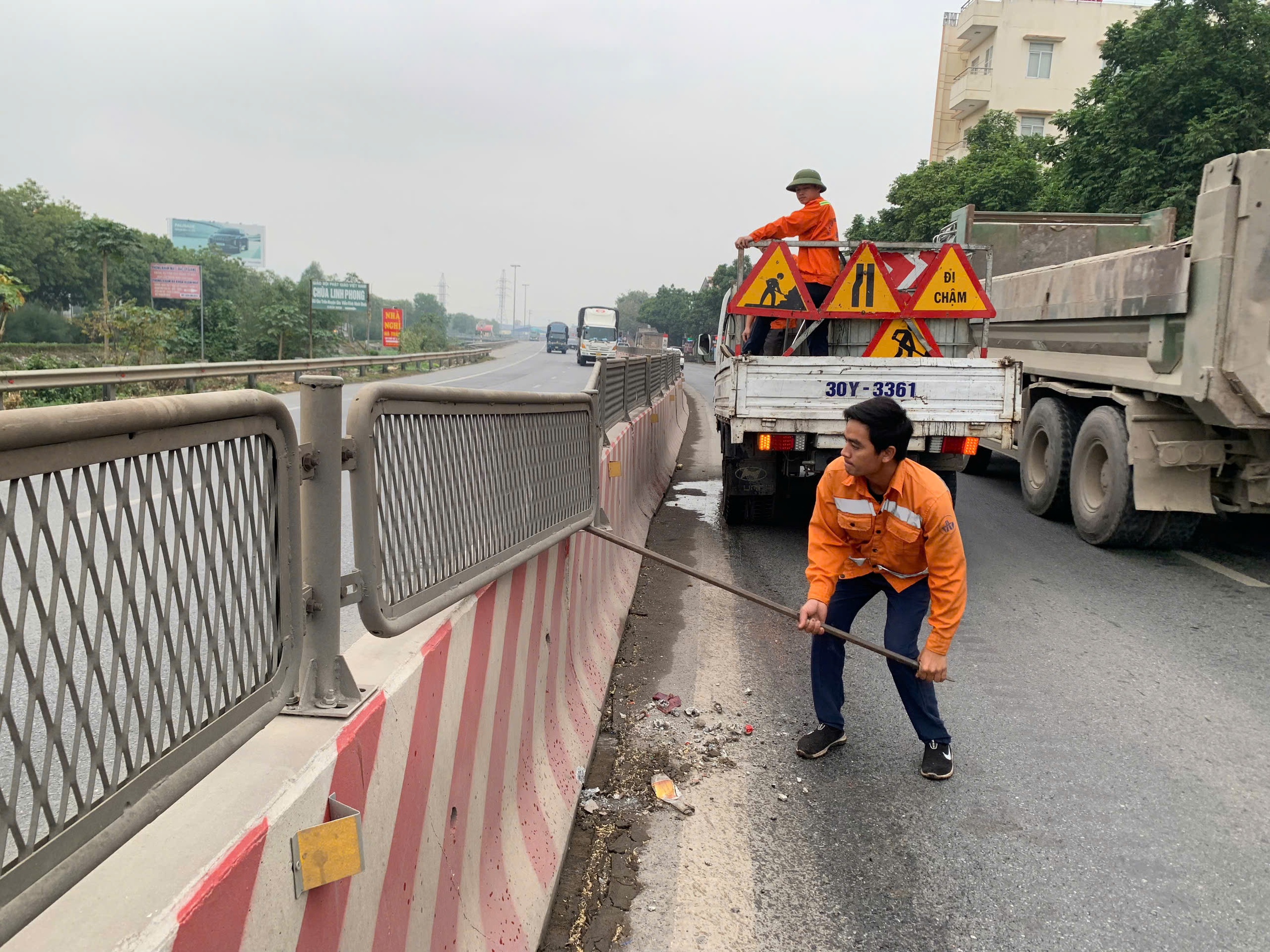 Xử lý nghiêm vi phạm hành lang đường bộ - Ảnh 1.