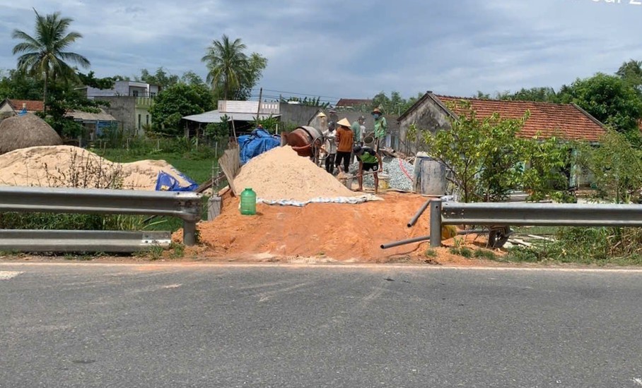 Đà Nẵng: Dân tự ý tháo dỡ hộ lan, mở đường đấu nối trái phép vào QL1 - Ảnh 1.