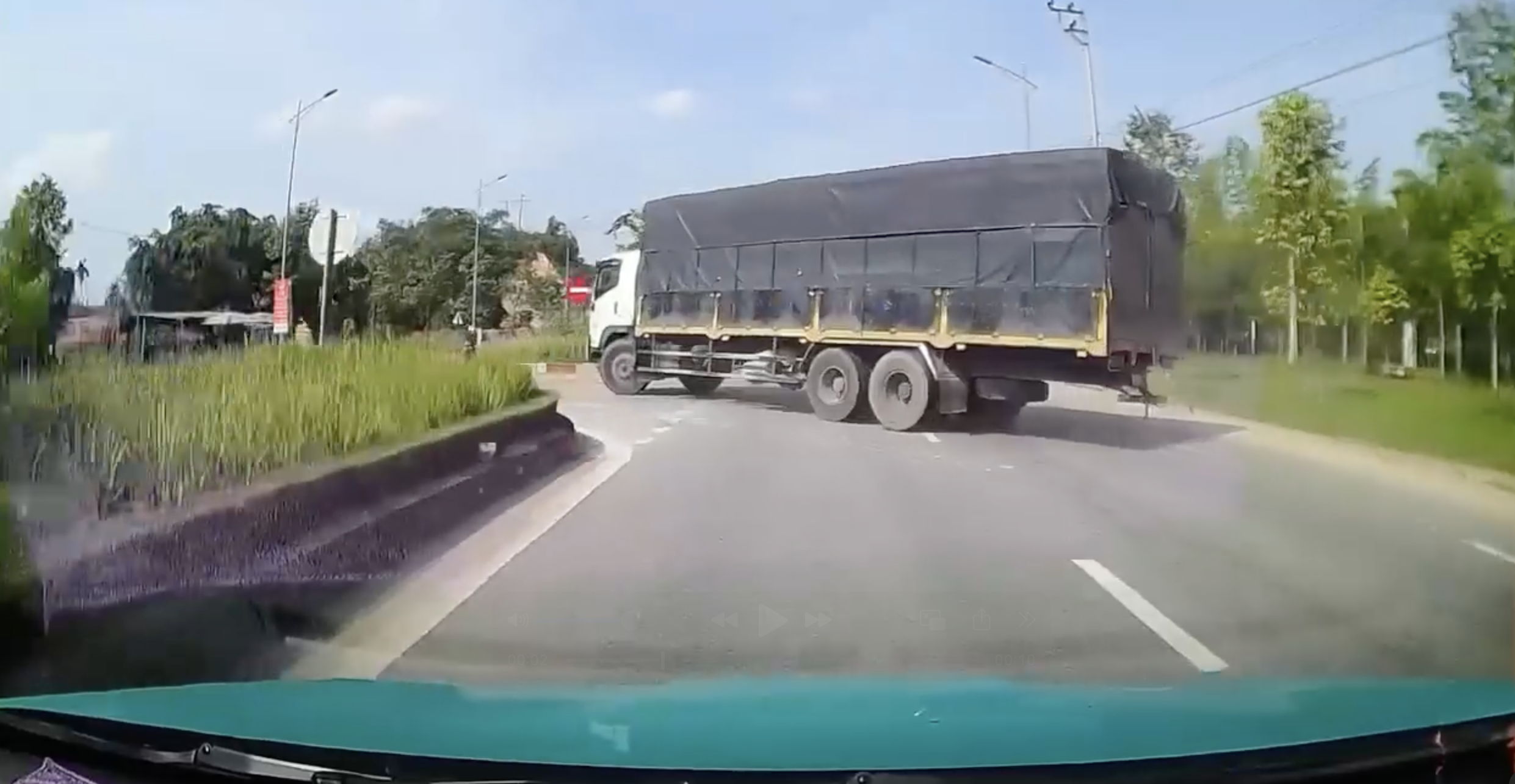 Ô tô đâm xe tải đang quay đầu, lỗi cơ bản nhiều tài xế mắc phải - Ảnh 1.