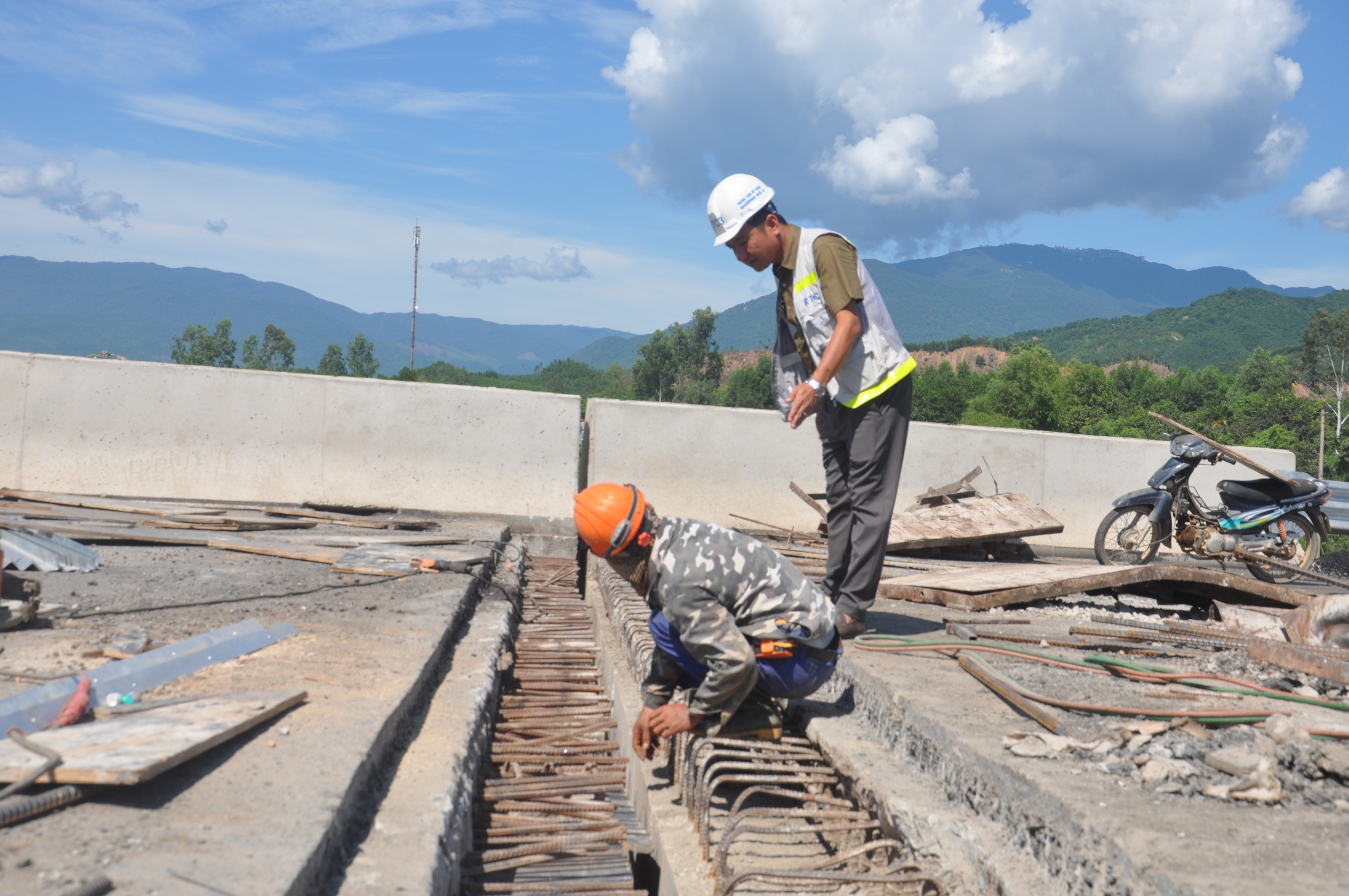 Video: Cận cảnh thảm những mét bê tông nhựa cuối cùng tuyến chính cao tốc Hoà Liên - Tuý Loan - Ảnh 2.