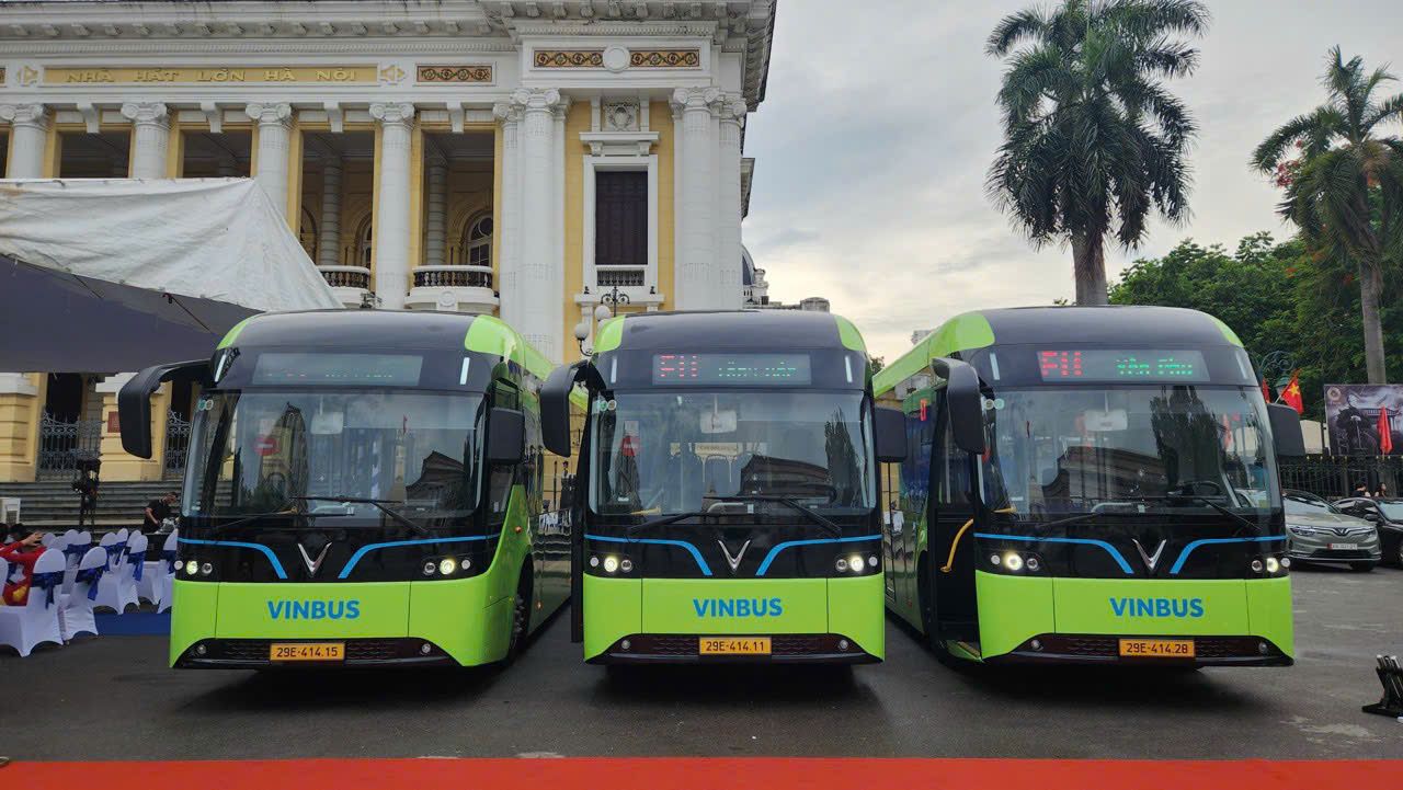 Hà Nội: Khai trương tuyến xe buýt điện Bờ Hồ - Lăng Bác - Yên Phụ - Ảnh 1.