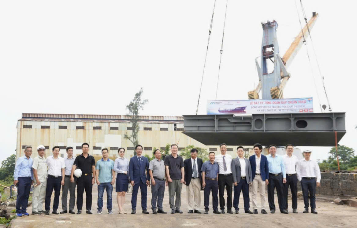 Đặt ky tổng đoạn chuẩn 110412 đóng mới 03 tàu dầu hóa chất 14.000 m3- Ảnh 1.