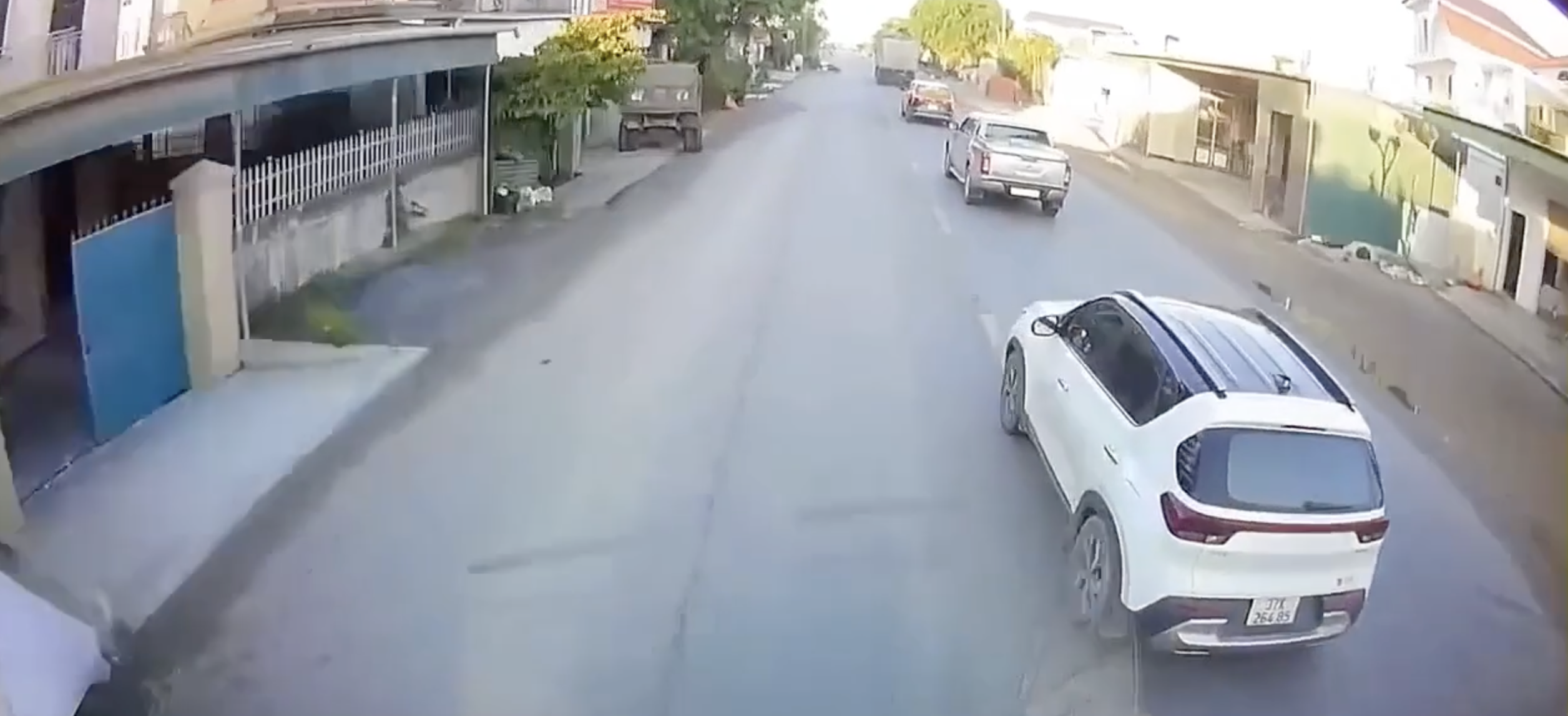 Tài xế thường sai lầm khi vượt xe gây tai nạn - Ảnh 1.